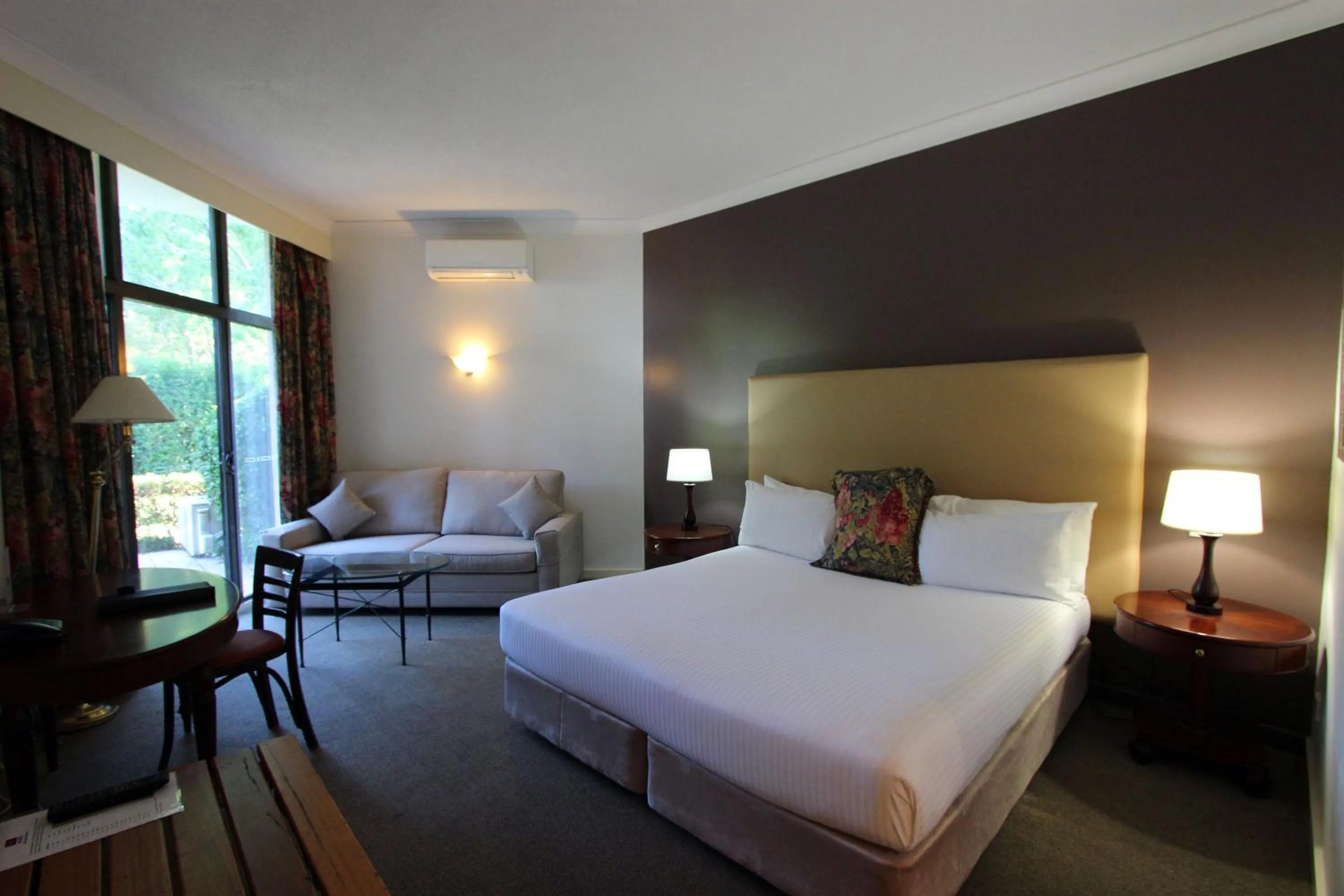 Bed in Mercure Hunter Valley Gardens