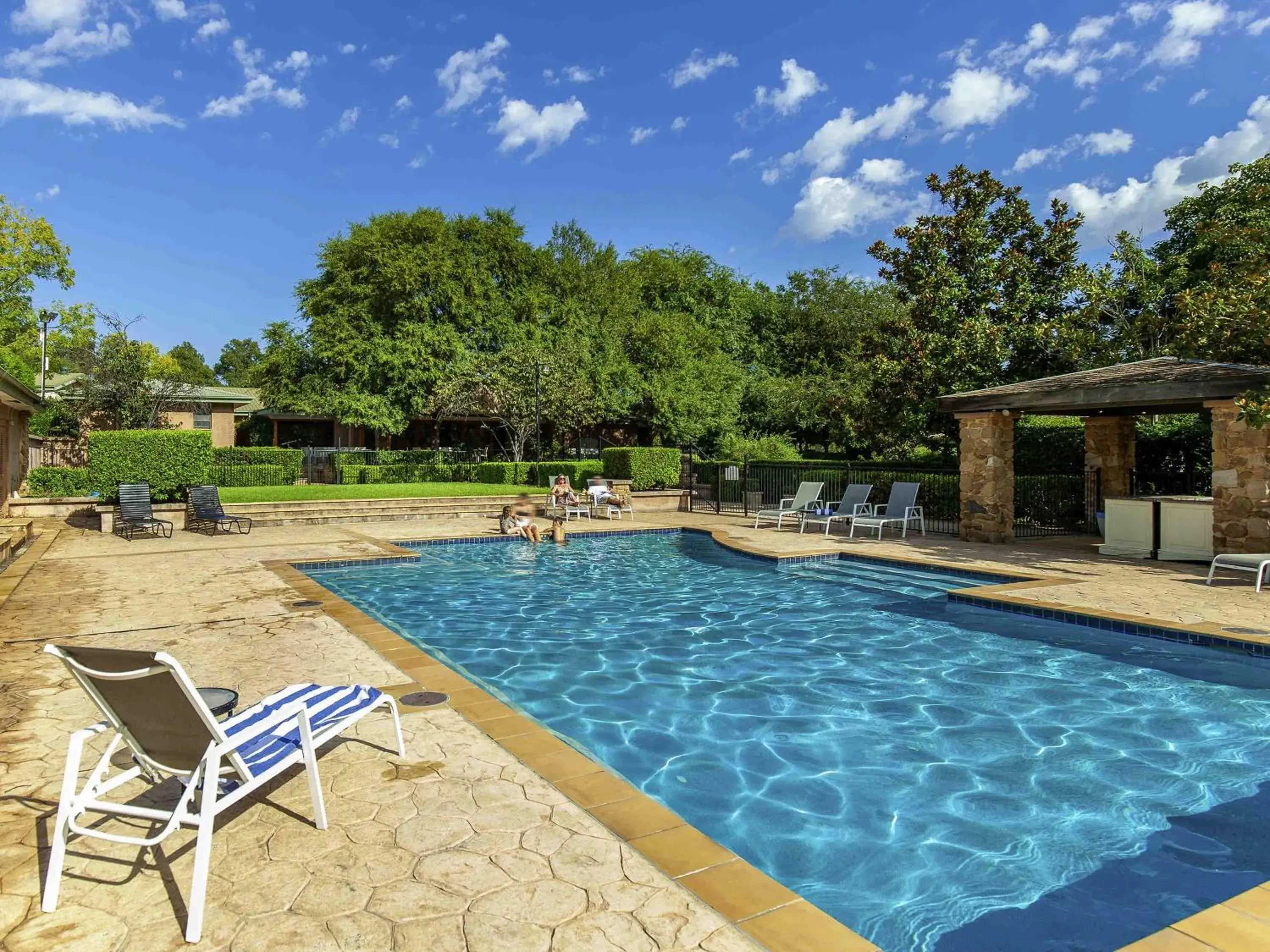 Pool view in Mercure Hunter Valley Gardens Pool view in Mercure Hunter Valley Gardens