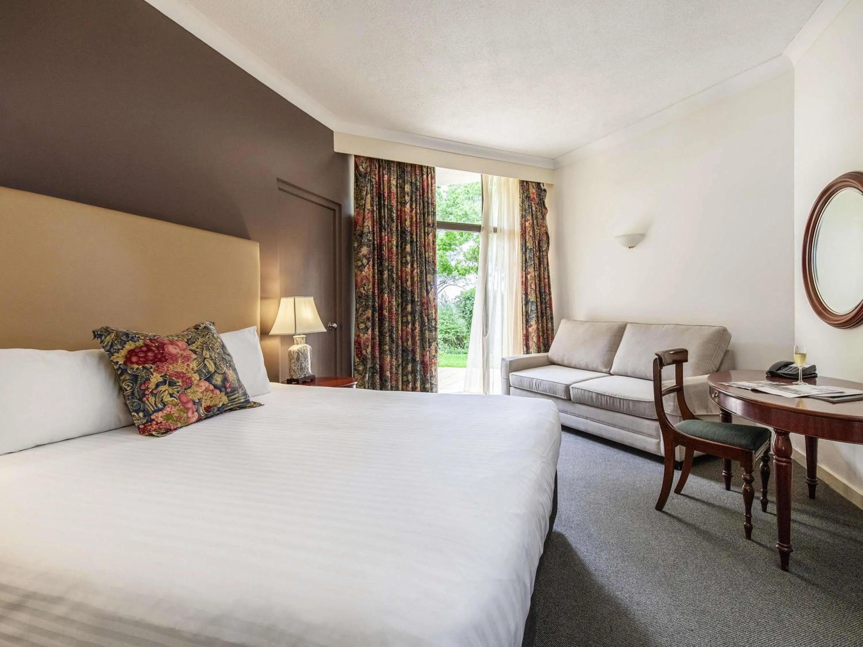 Bedroom, Bed in Mercure Hunter Valley Gardens