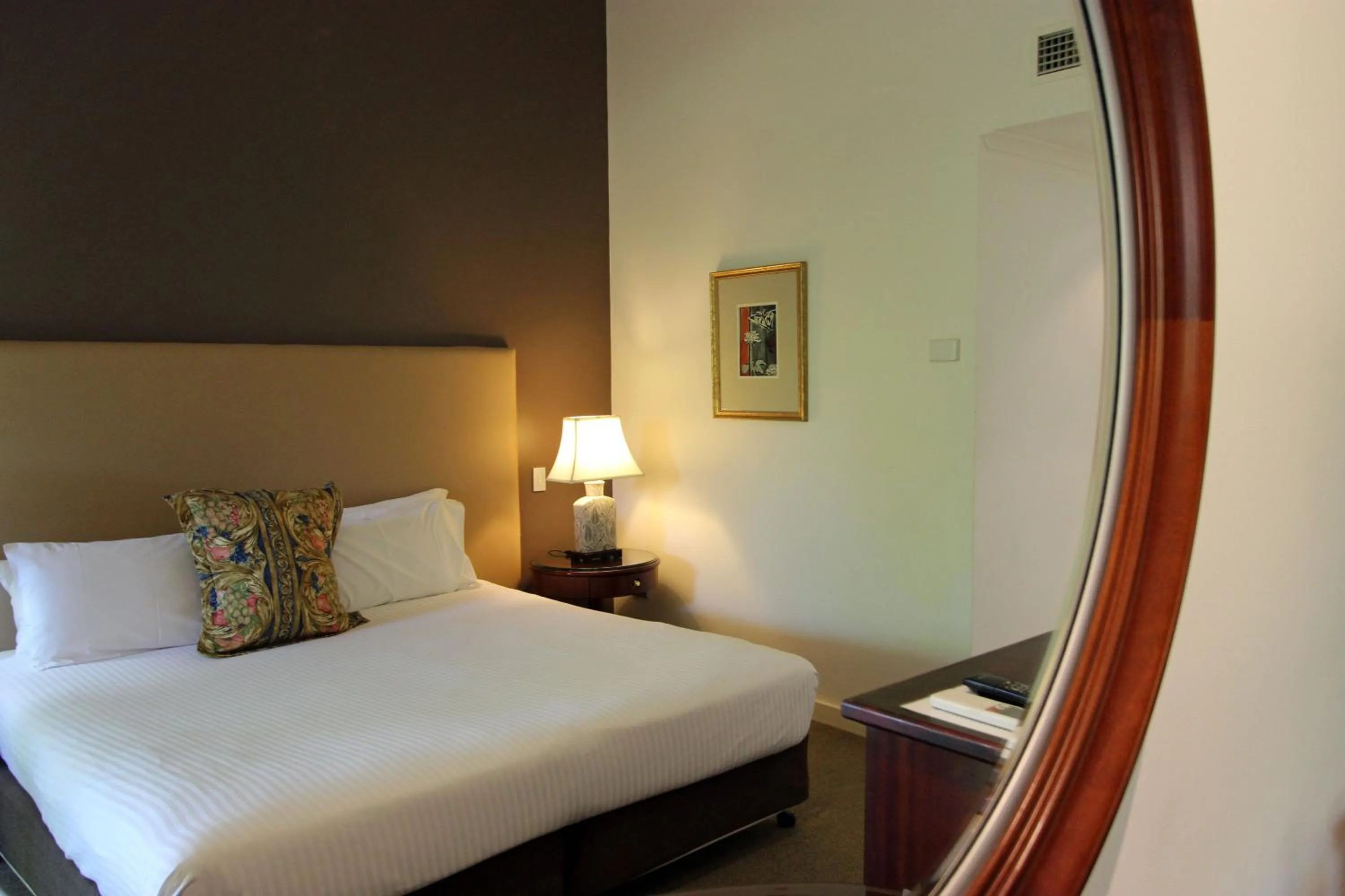 Bed in Mercure Hunter Valley Gardens