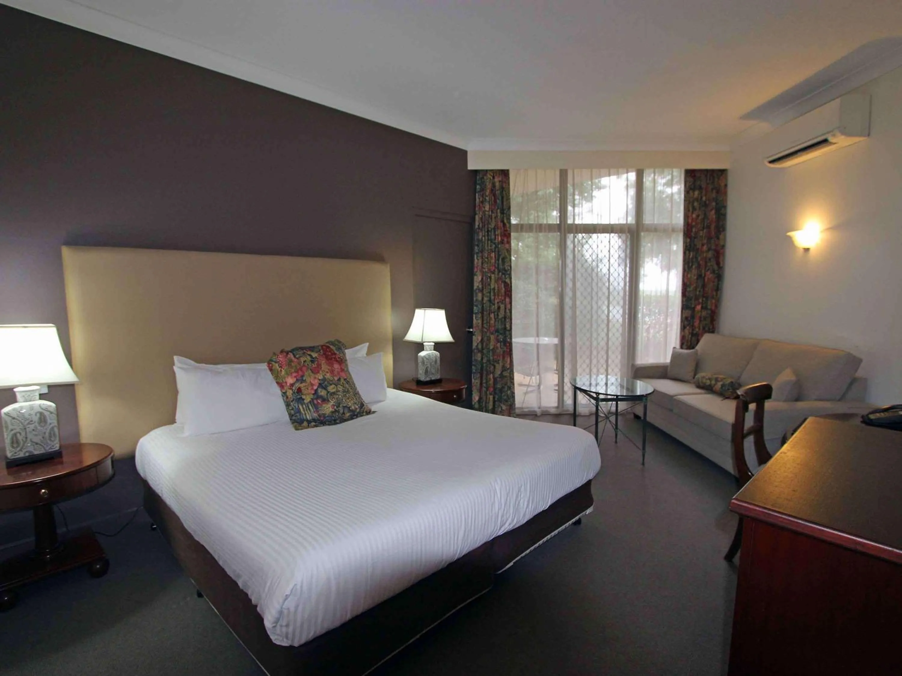 Photo of the whole room, Bed in Mercure Hunter Valley Gardens