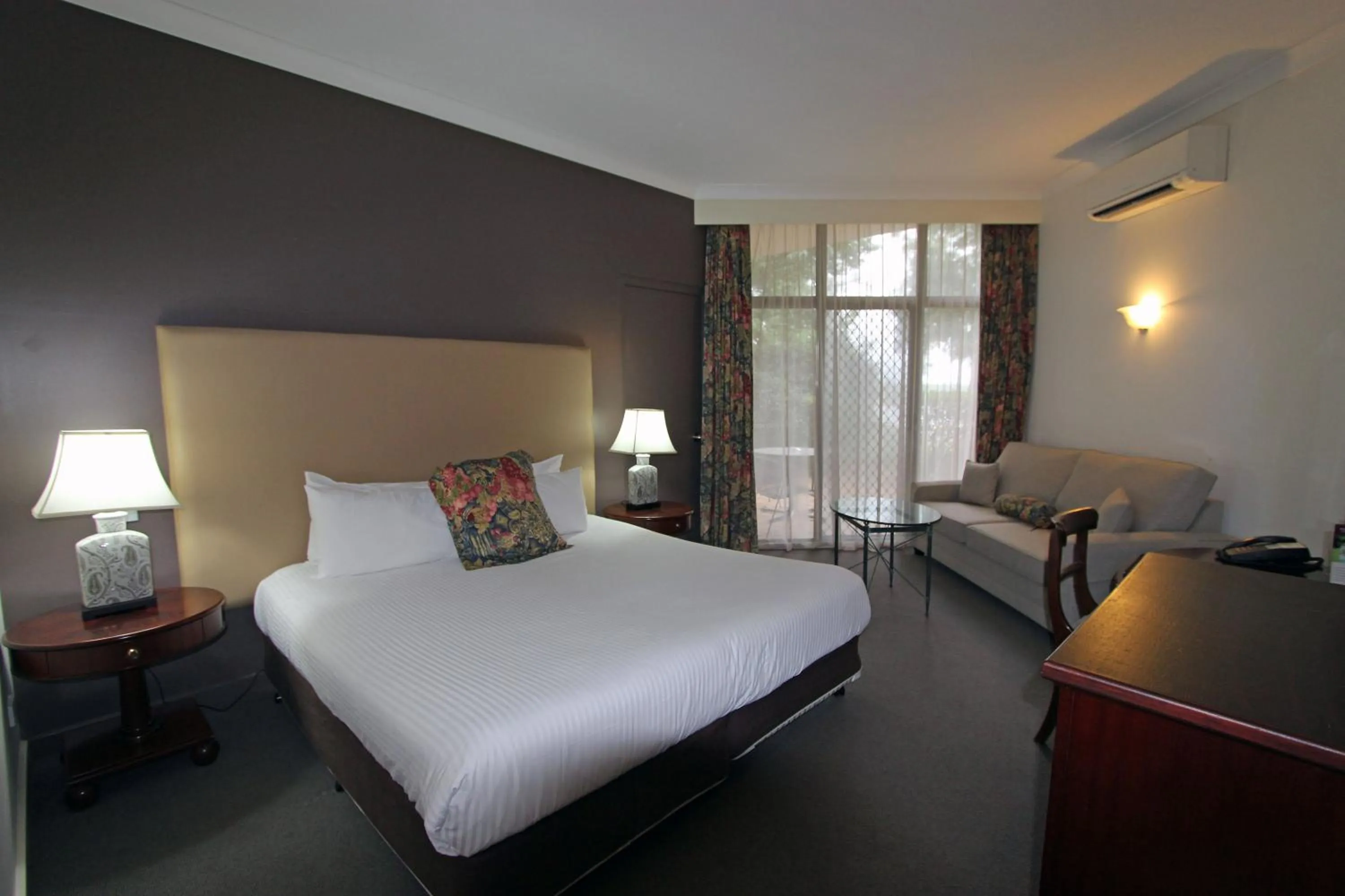 Bed in Mercure Hunter Valley Gardens