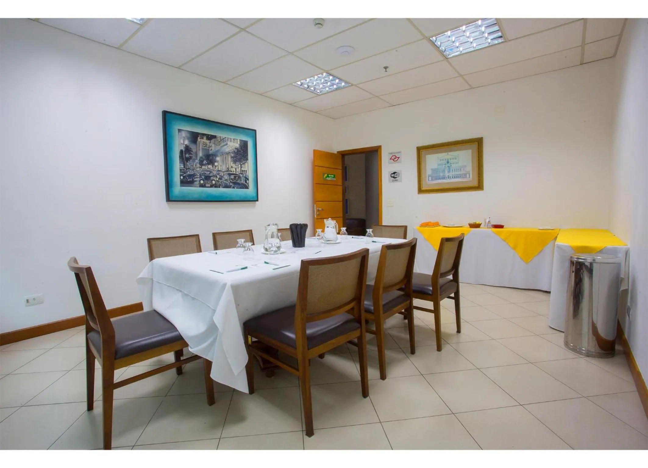 Restaurant/places to eat in Leques Brasil Hotel Escola