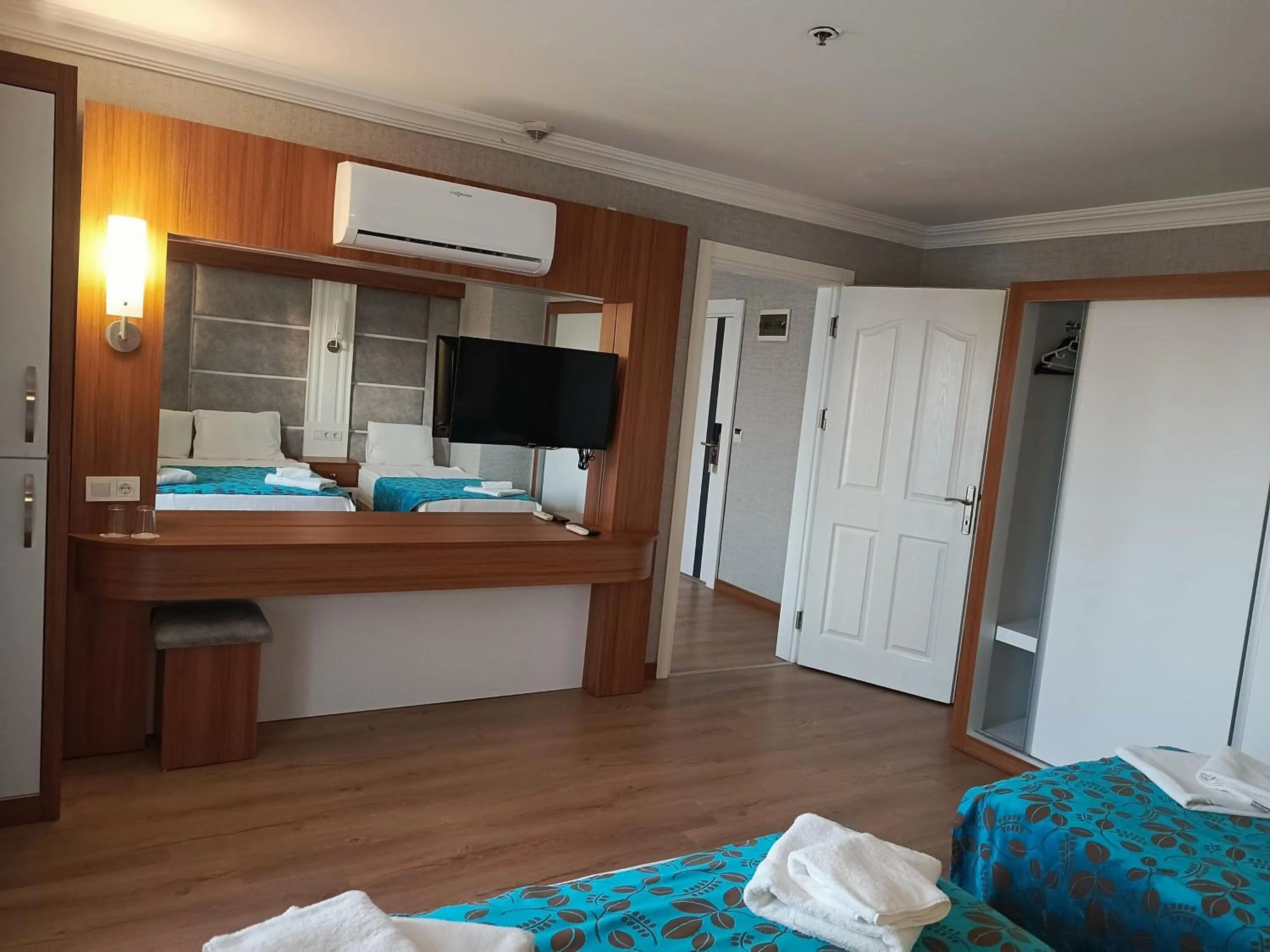 Communal lounge/ TV room in Side Yeşilöz Hotel