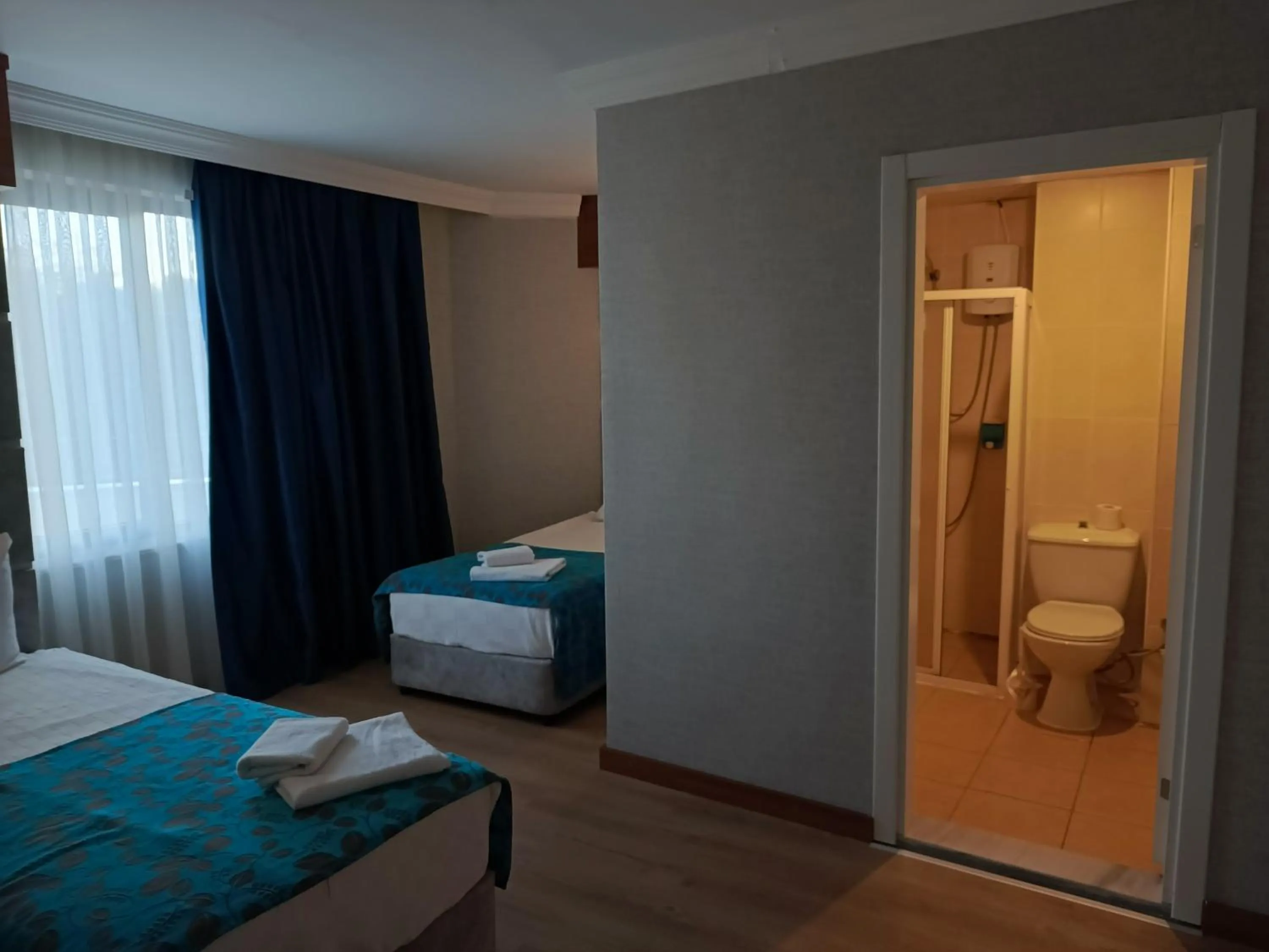 Toilet, Bed in Side Yeşilöz Hotel