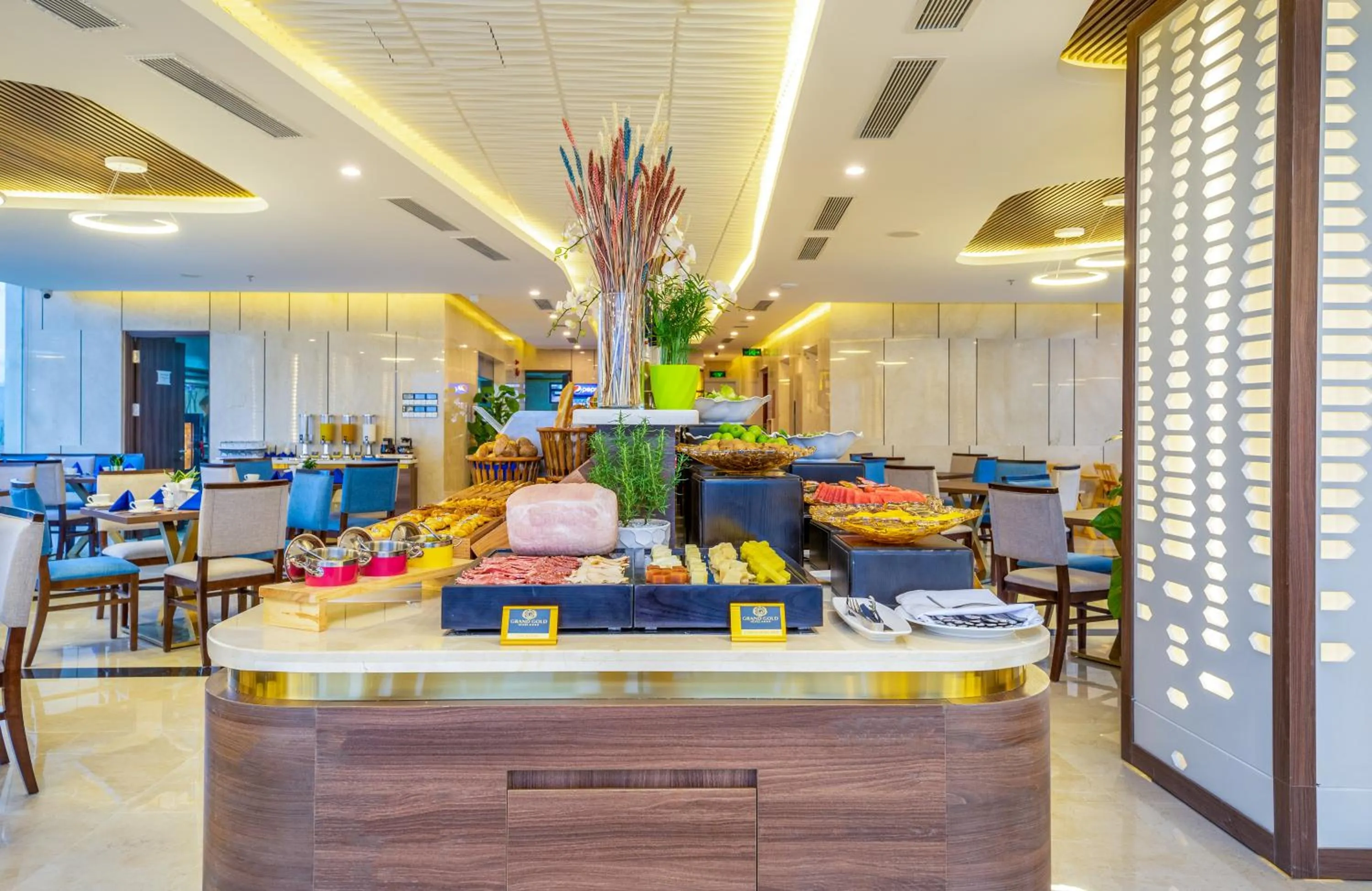 Restaurant/places to eat in Grand Gold Hotel