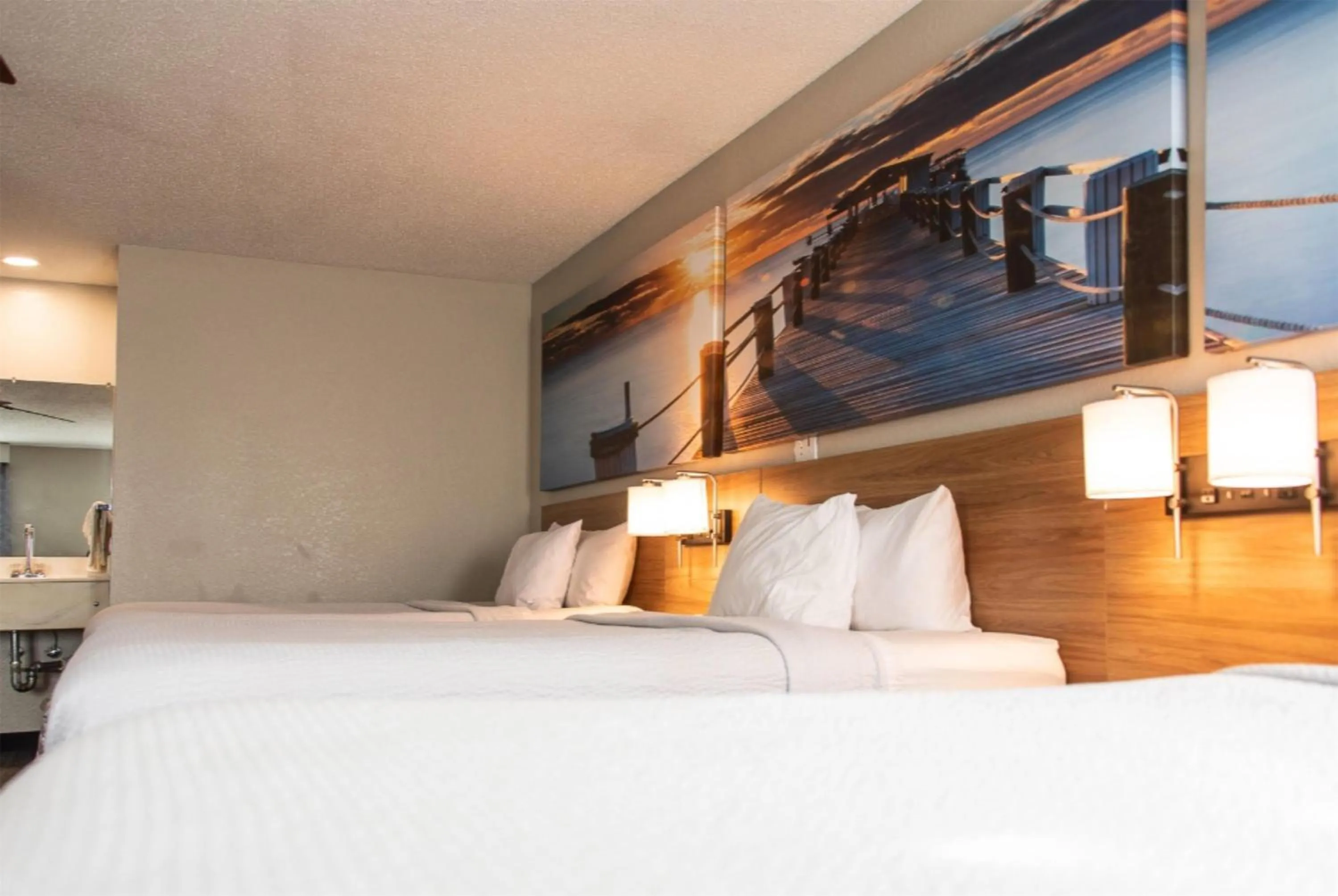 Photo of the whole room, Bed in Days Inn by Wyndham Troy