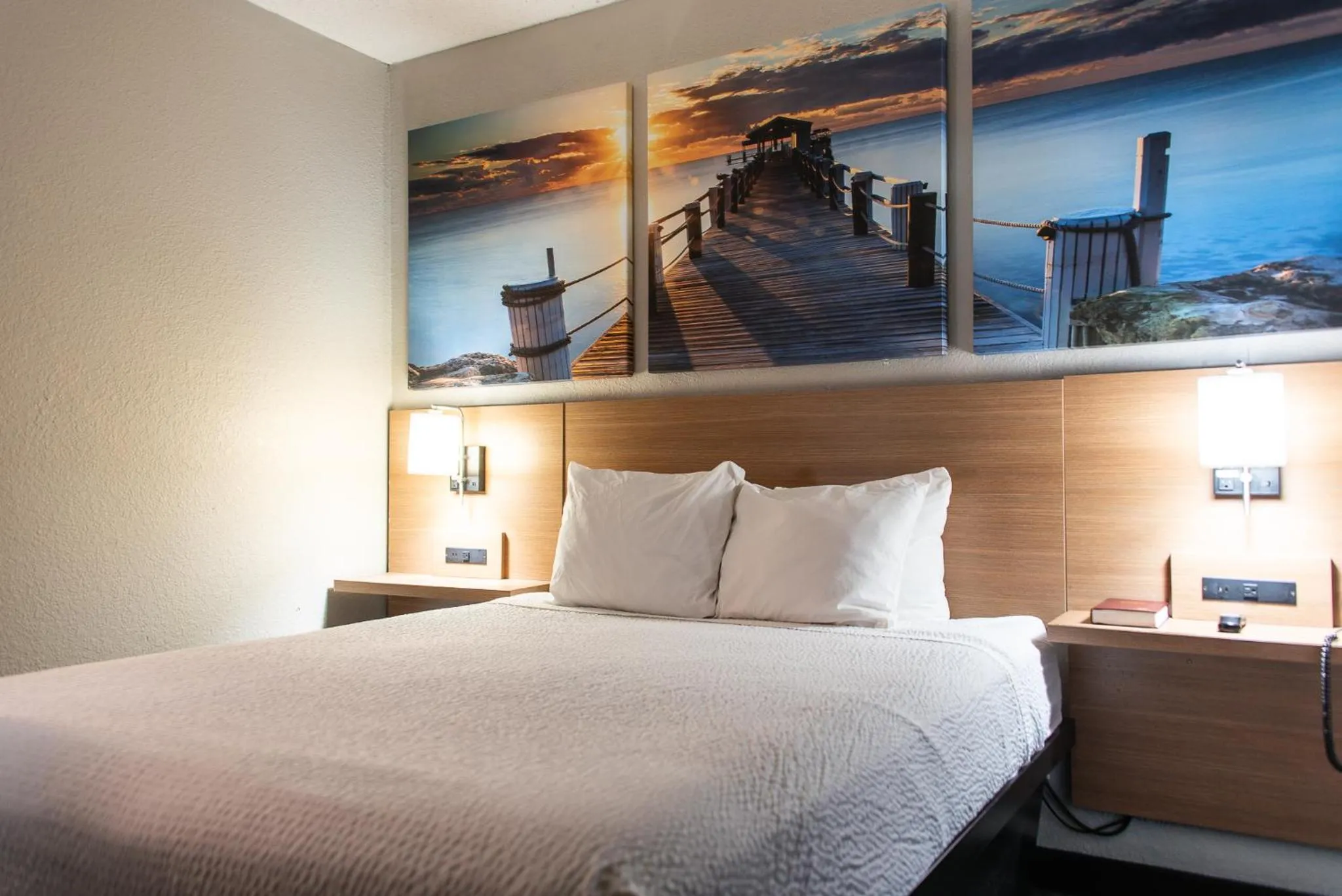 Property building, Bed in Days Inn by Wyndham Troy