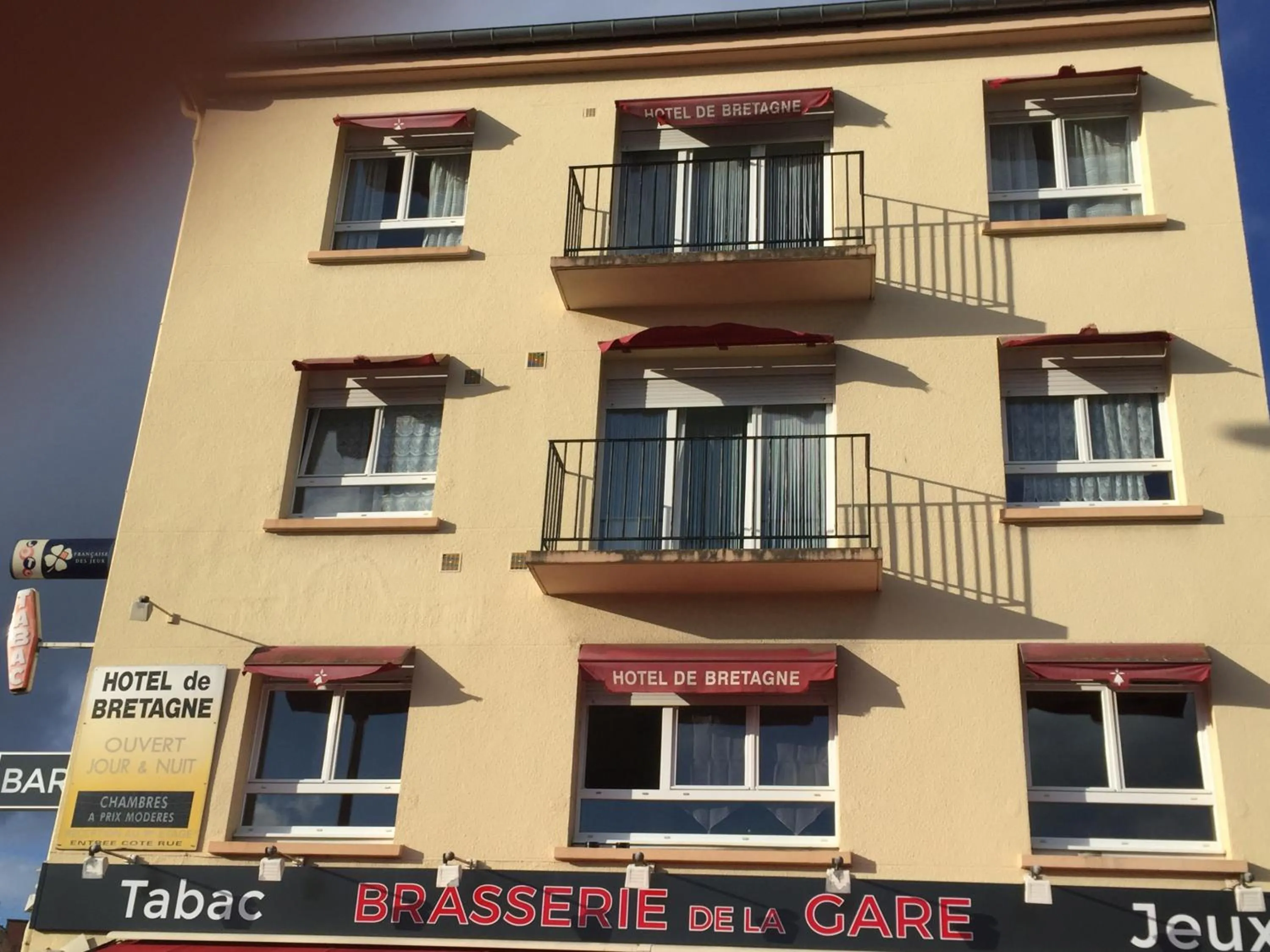 Property building in Hotel de Bretagne