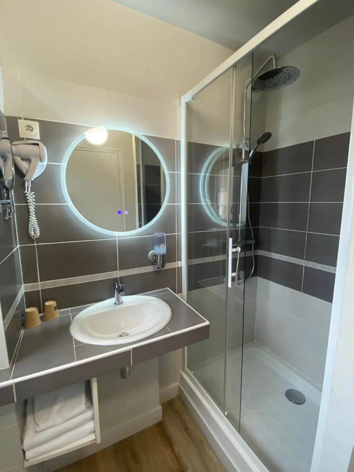 Shower in Hotel de Bretagne