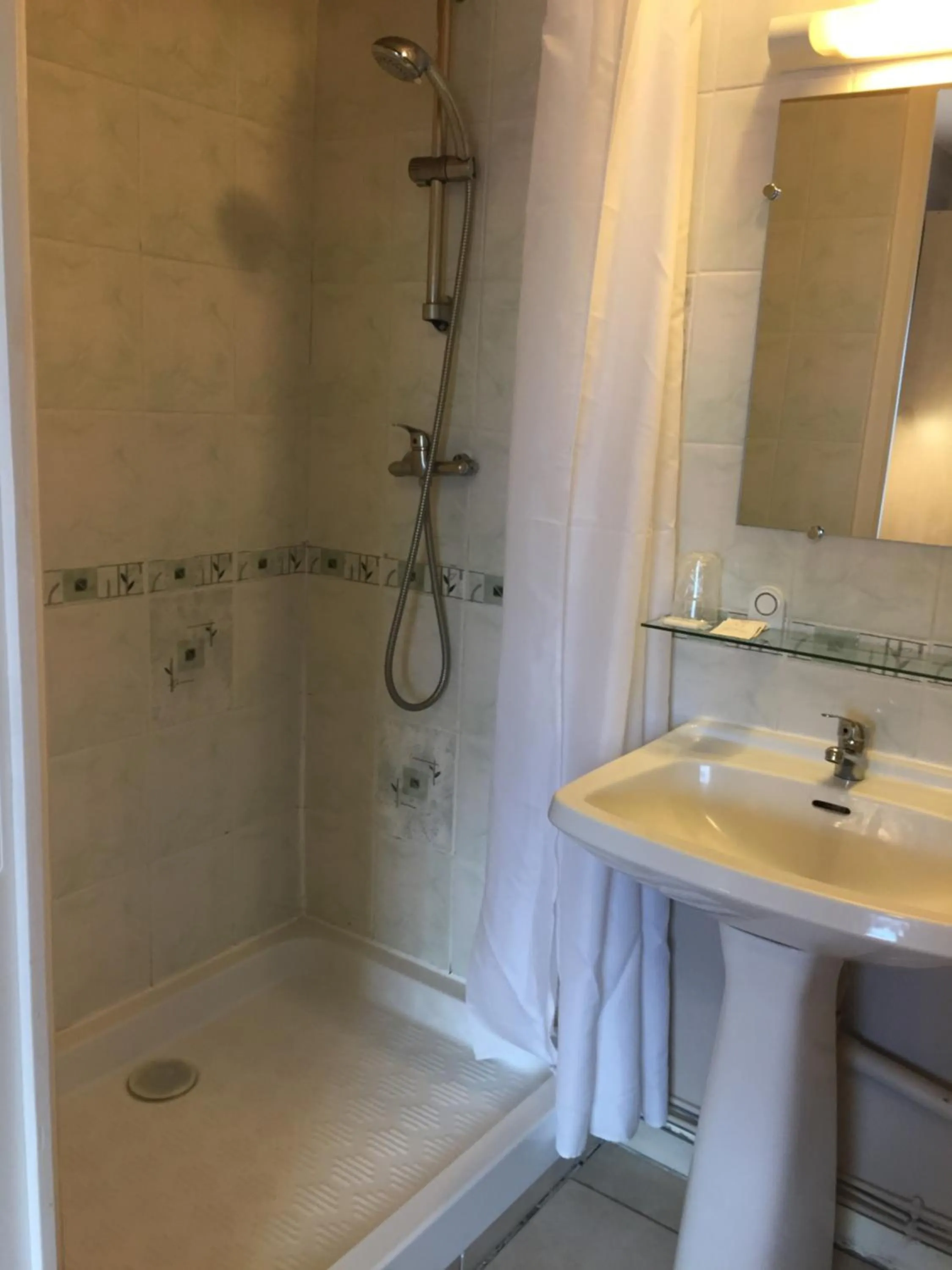 Shower in Hotel de Bretagne