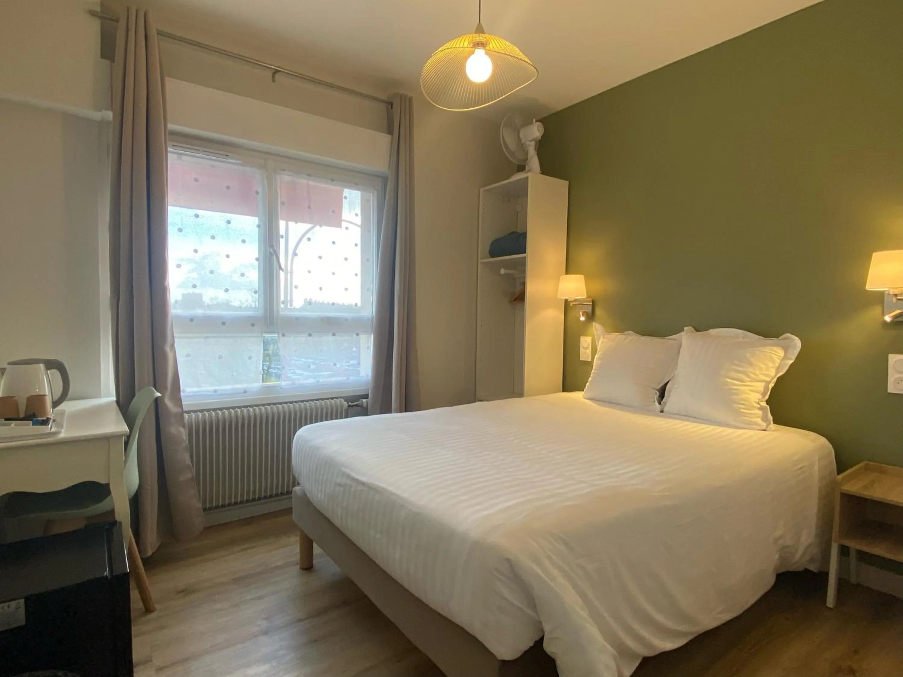 Shower, Bed in Hotel de Bretagne