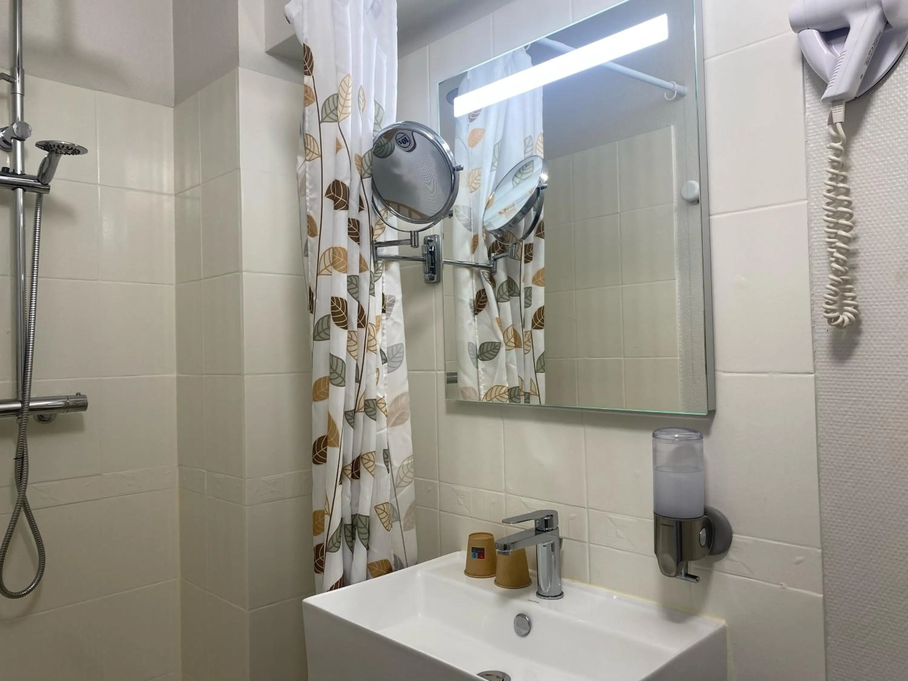 Shower in Hotel de Bretagne