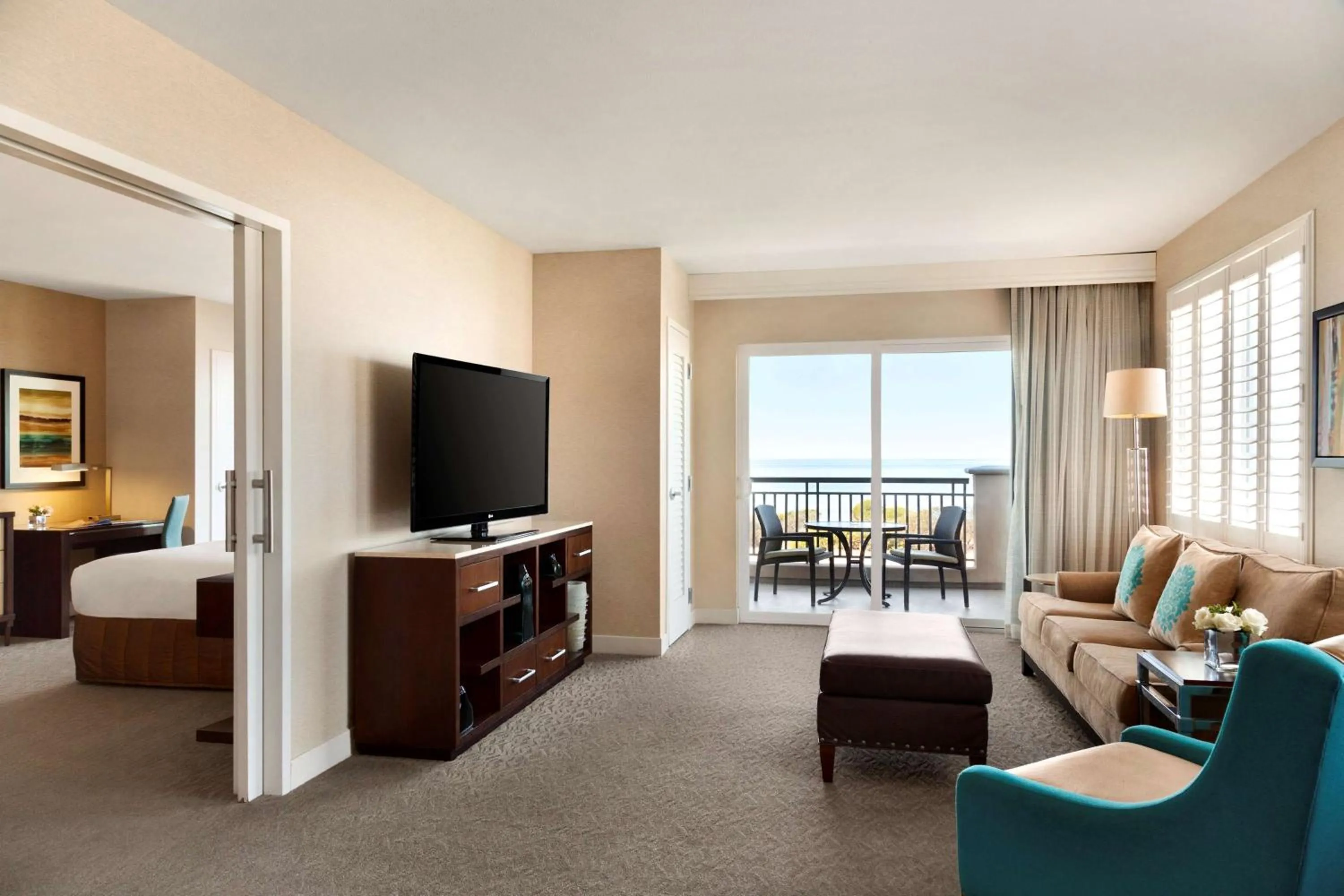 Living room in Cape Rey Carlsbad Beach, A Hilton Resort & Spa