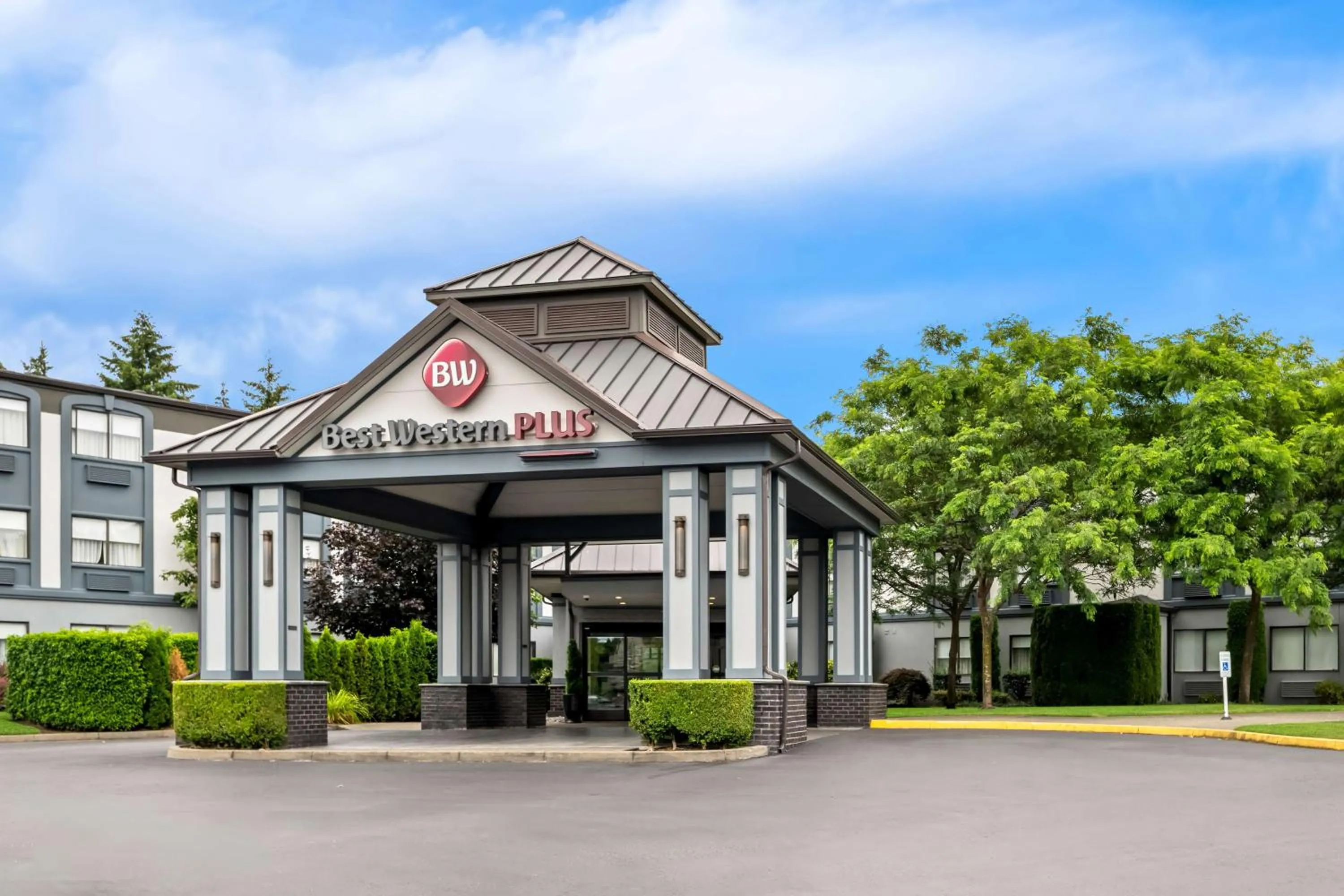 Property building in Best Western Plus Puyallup Hotel