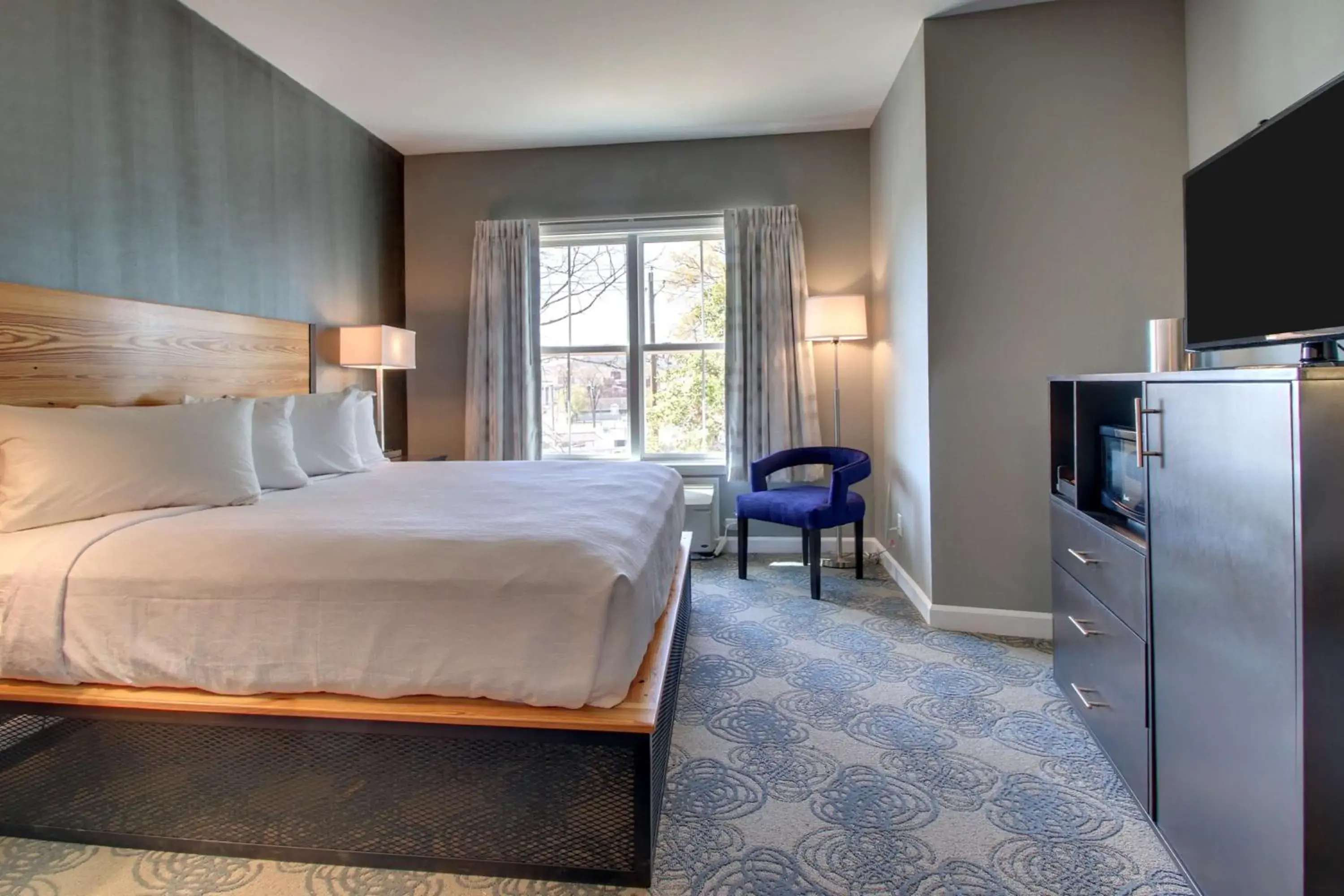 King Room with Mobility Accessible Tub and Sofa Bed in Hotel Finial BW Premier Collection Oxford - Anniston King Room with Mobility Accessible Tub and Sofa Bed in Hotel Finial BW Premier Collection Oxford - Anniston