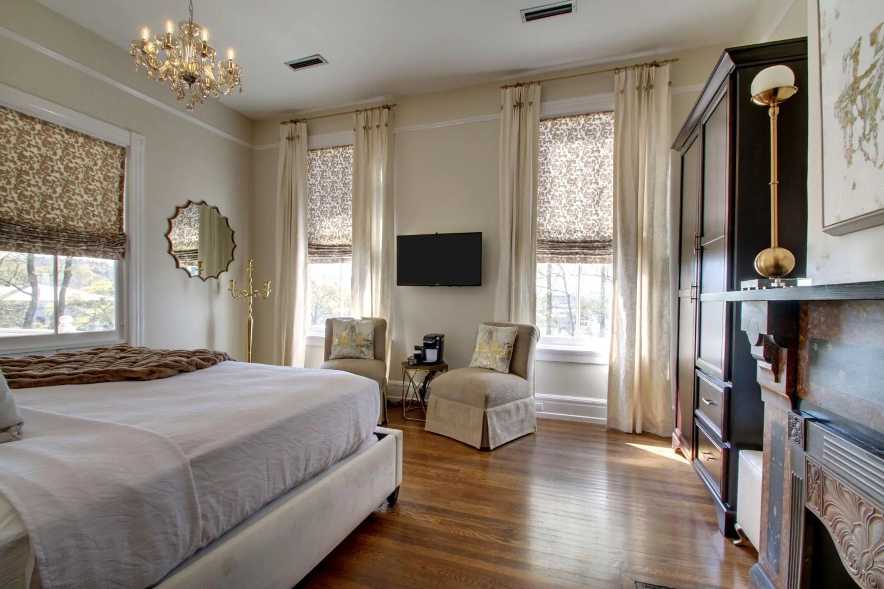 Photo of the whole room, Bed in Hotel Finial BW Premier Collection Oxford - Anniston