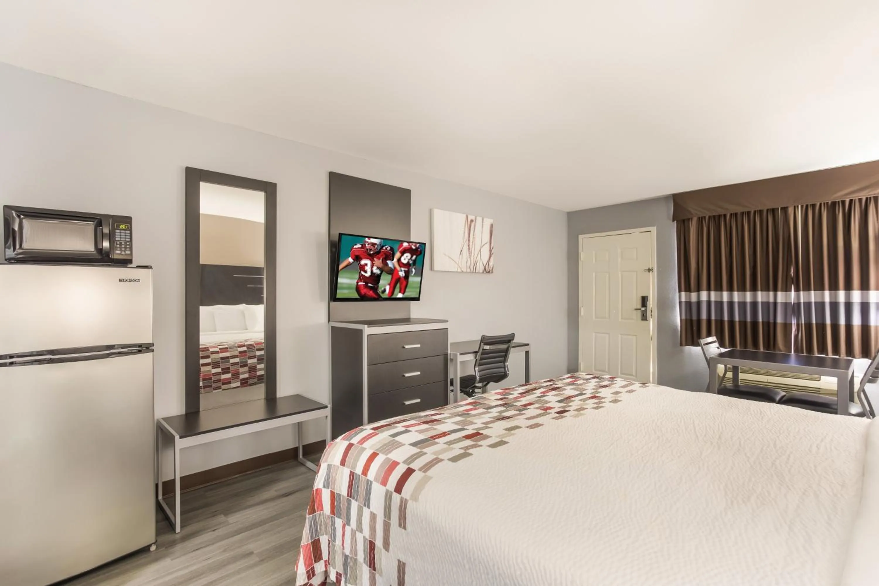 Photo of the whole room, Bed in Red Roof Inn & Suites Athens, AL