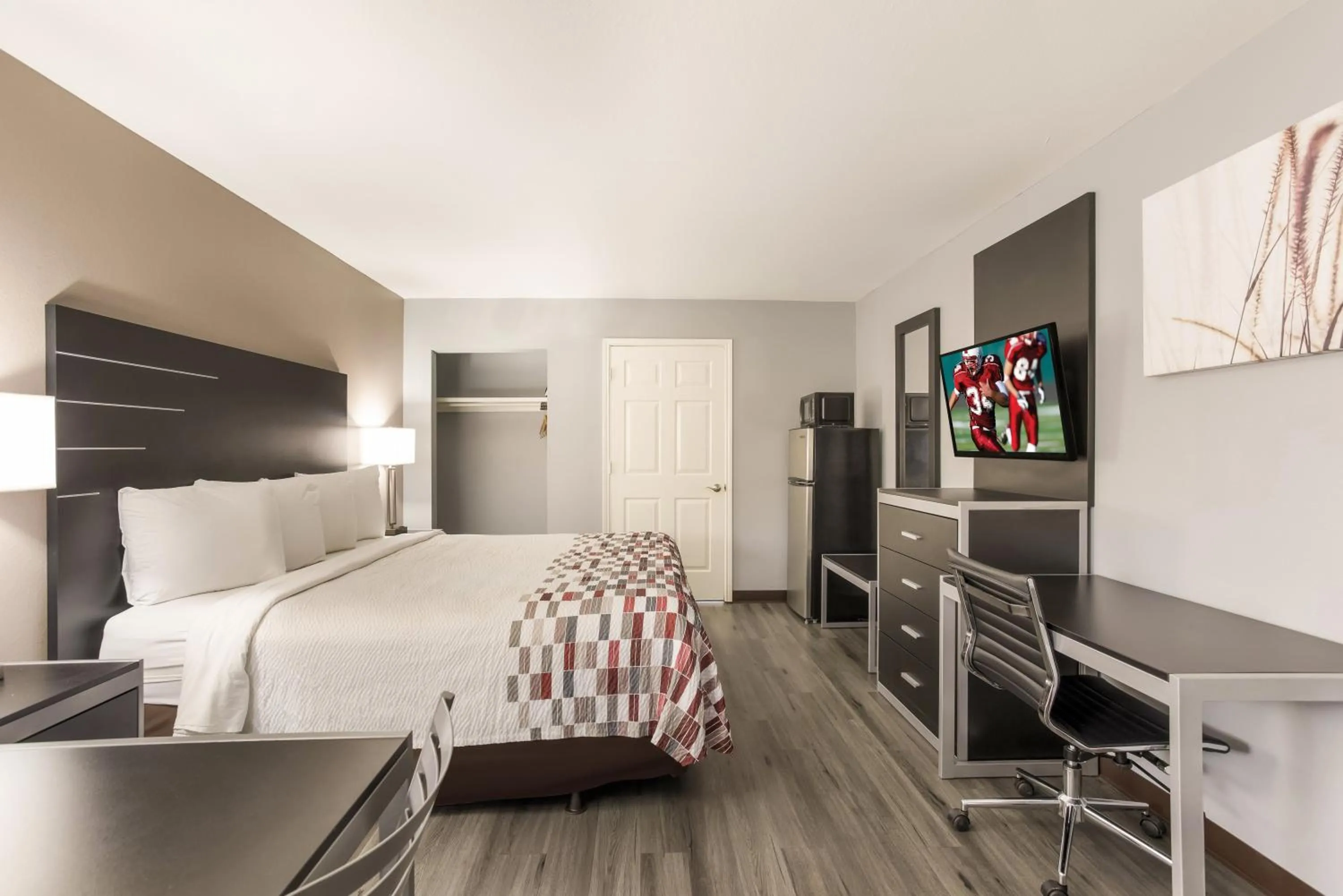 Photo of the whole room, Bed in Red Roof Inn & Suites Athens, AL