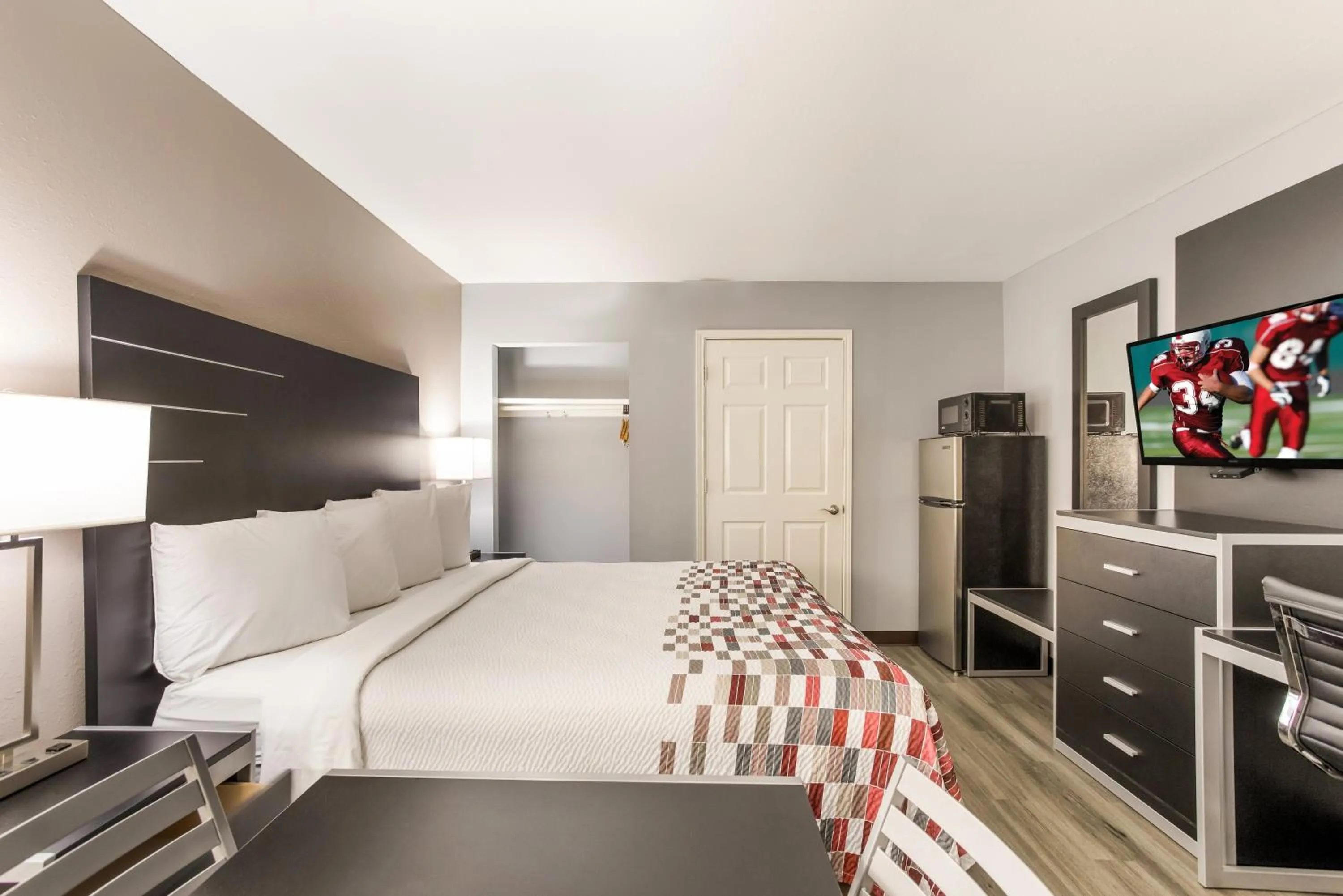 Photo of the whole room, Bed in Red Roof Inn & Suites Athens, AL