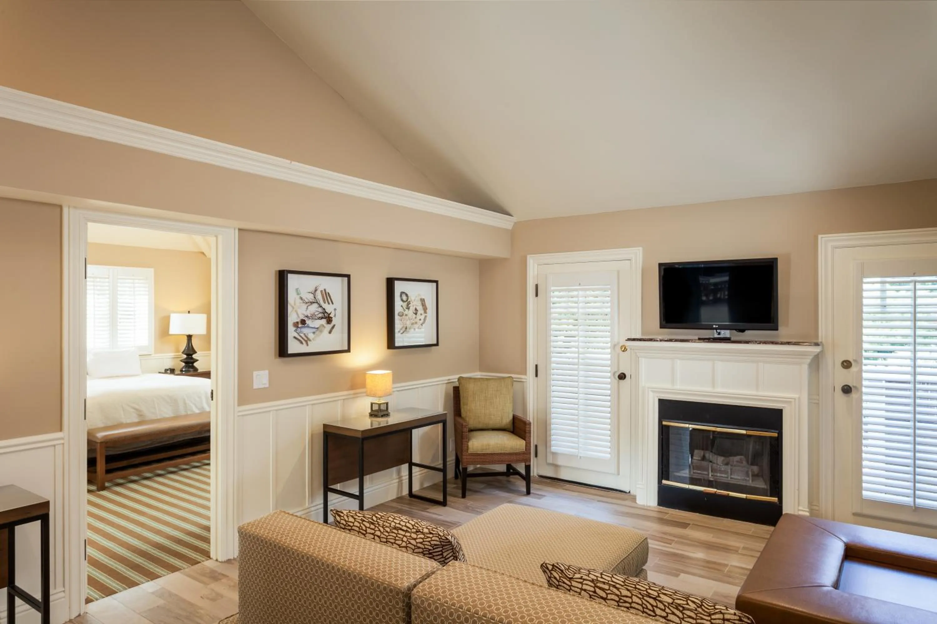 Living room, Bed in Lighthouse Lodge & Cottages