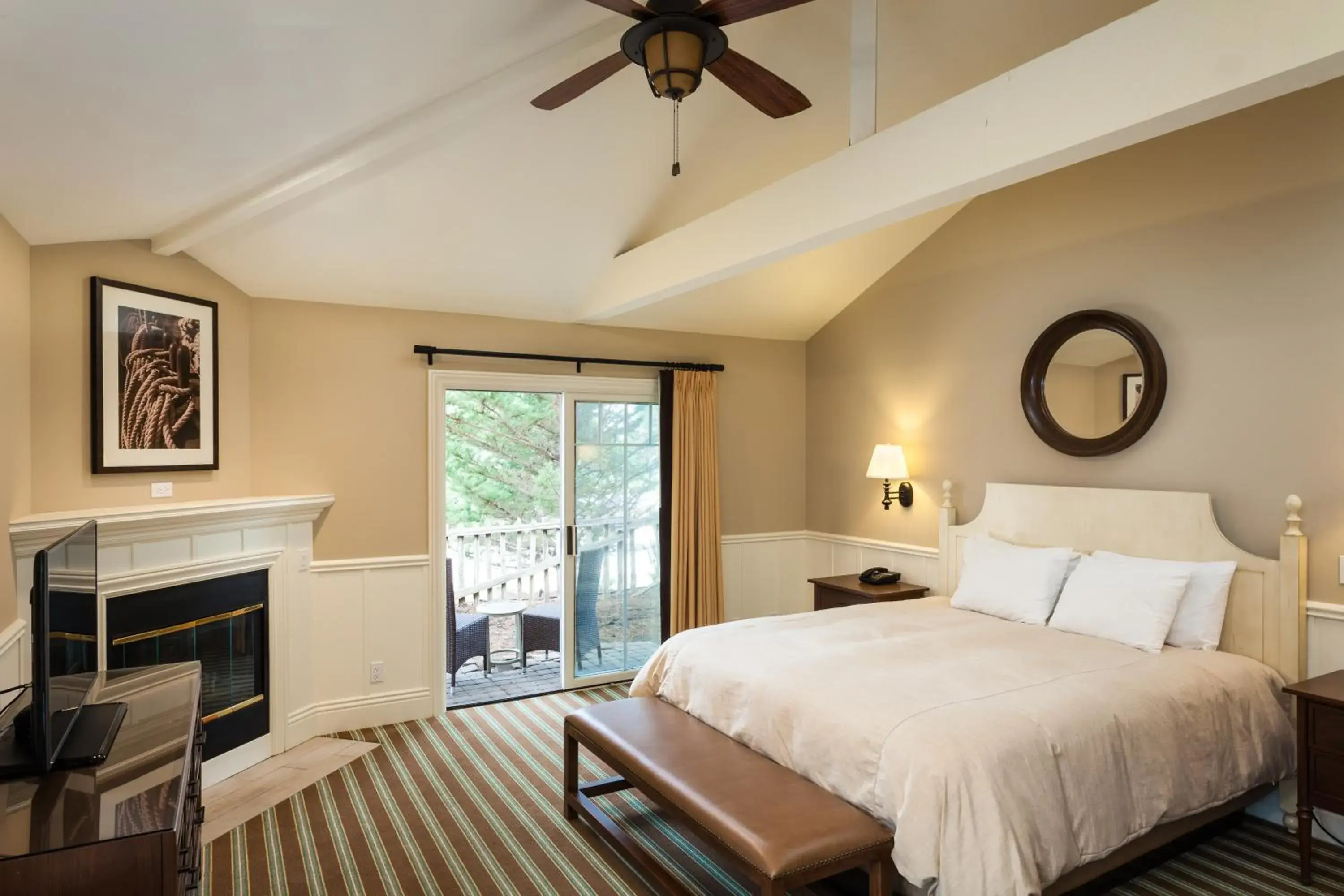 TV and multimedia, Bed in Lighthouse Lodge & Cottages TV and multimedia, Bed in Lighthouse Lodge & Cottages