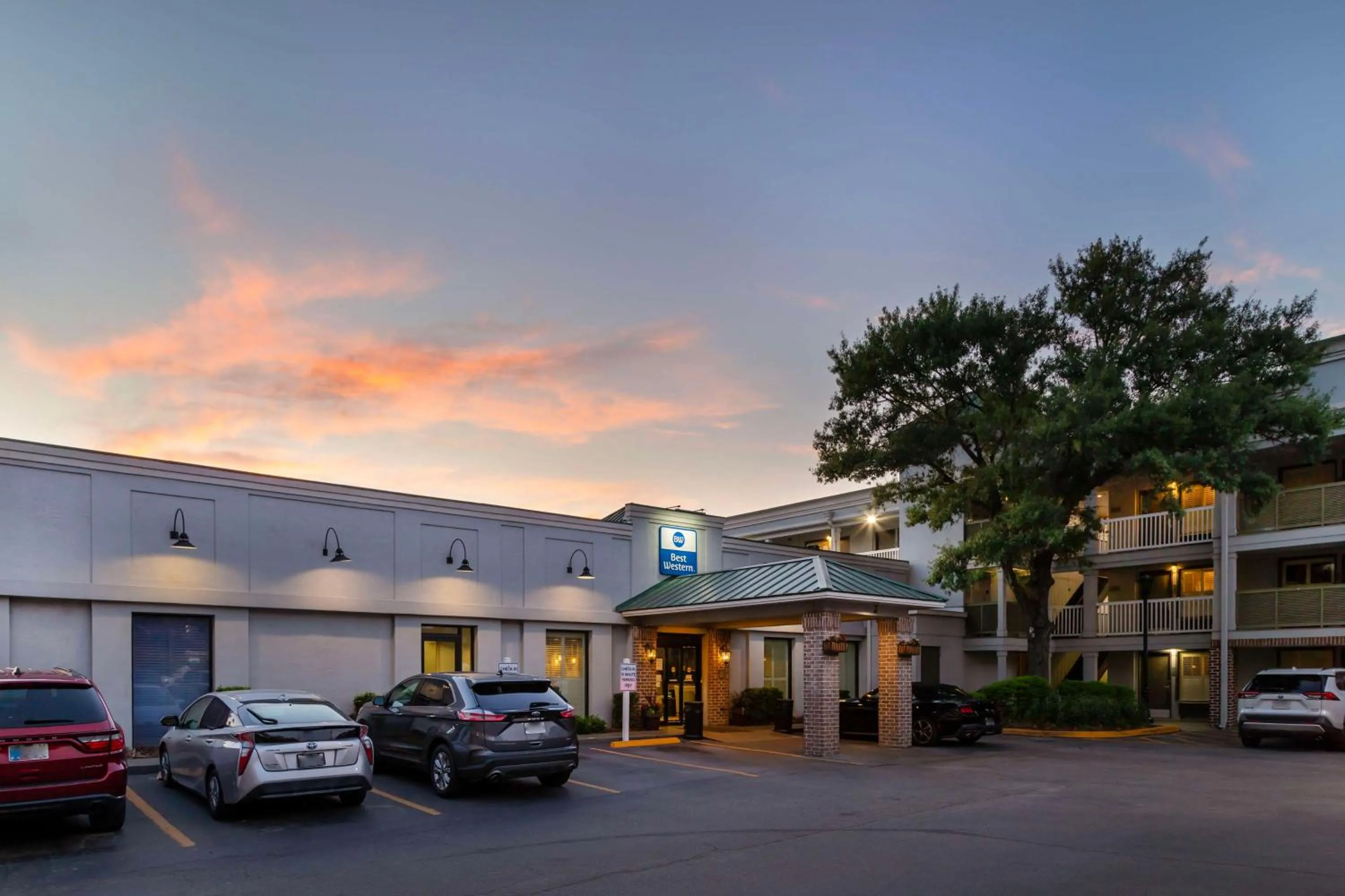 Property building in Best Western Savannah Historic District