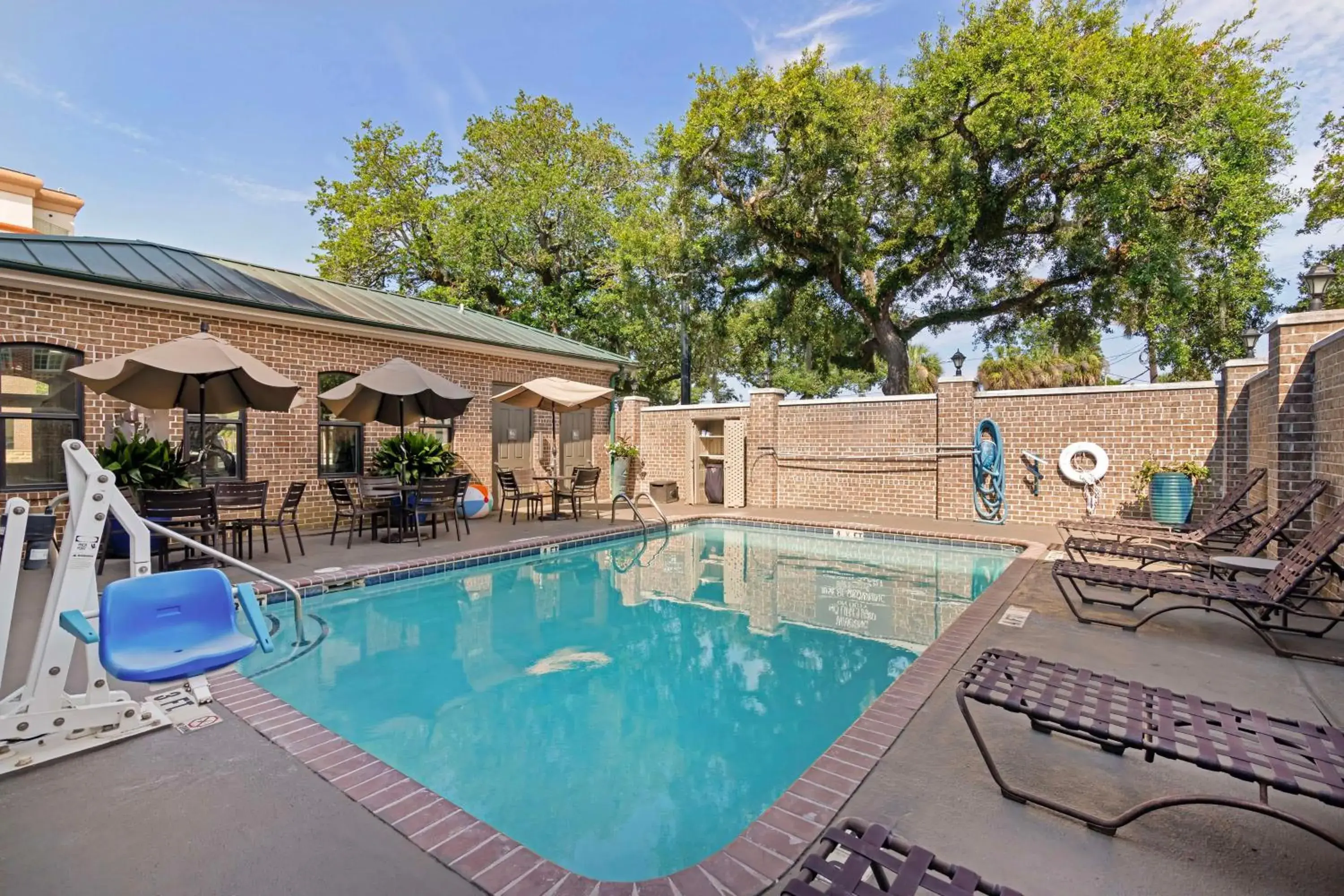 Pool view in Best Western Savannah Historic District Pool view in Best Western Savannah Historic District