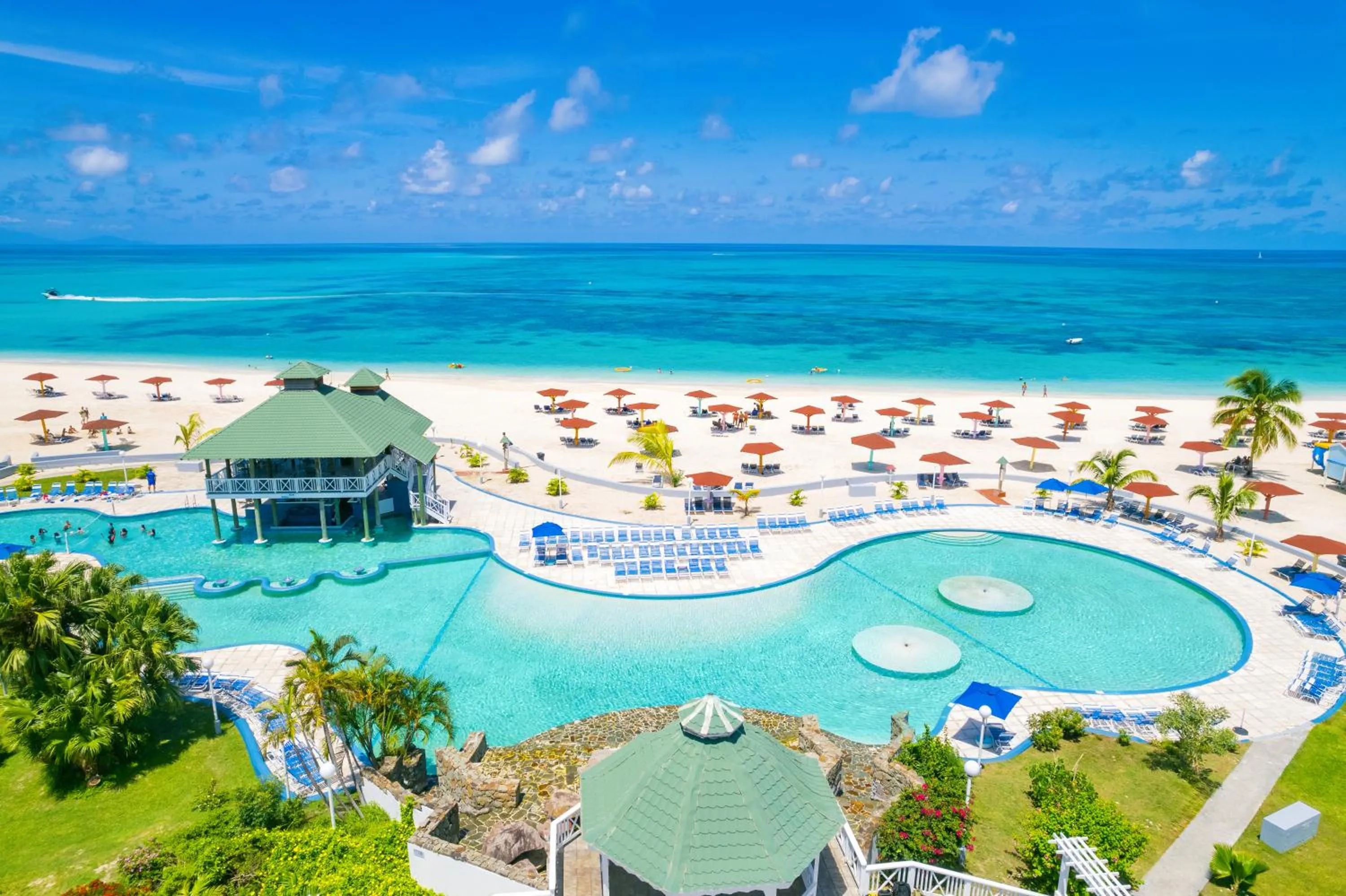 Swimming pool in Jolly Beach Antigua - All Inclusive