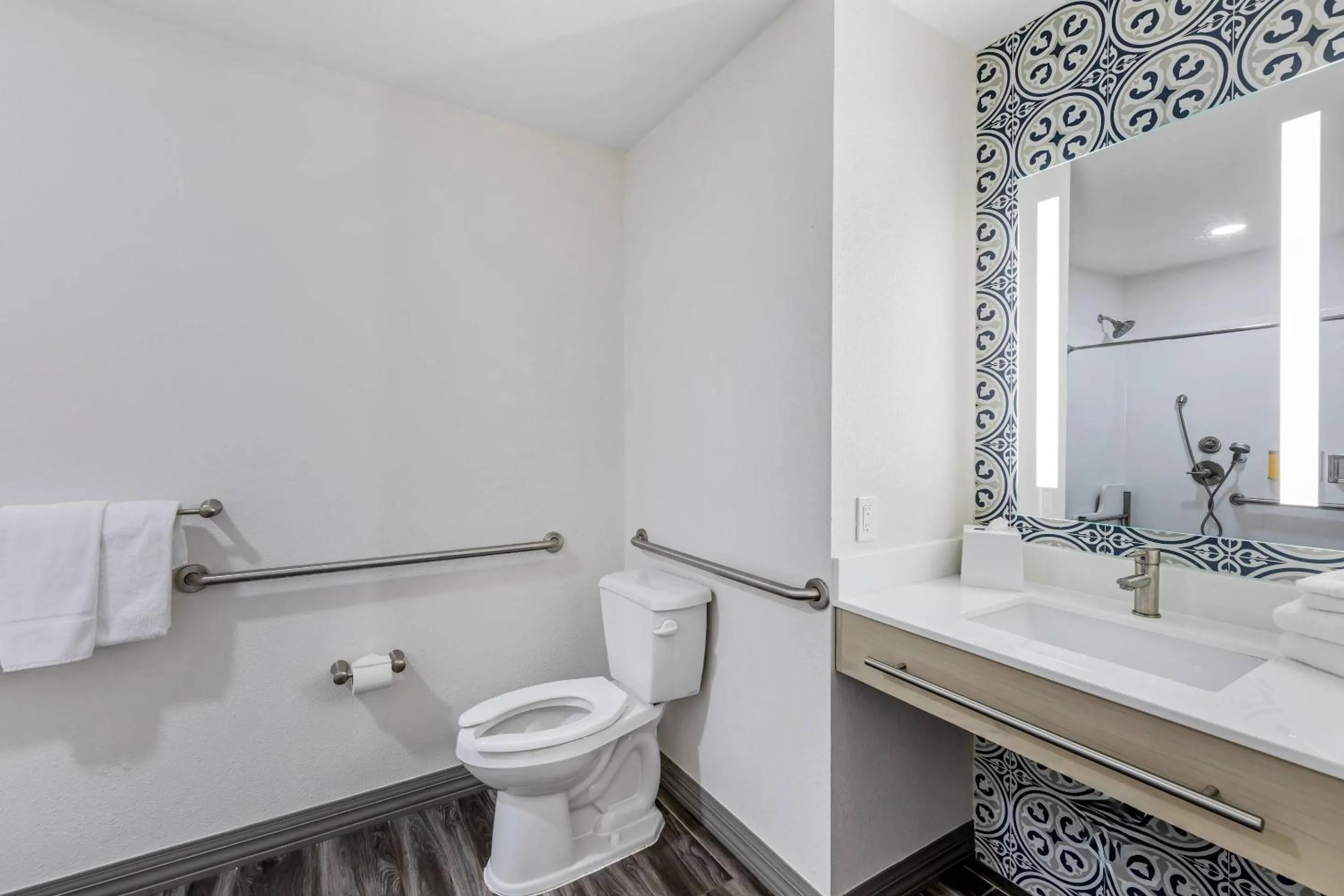 Bedroom in Hillstone Inn Tulare, an Ascend Collection Hotel