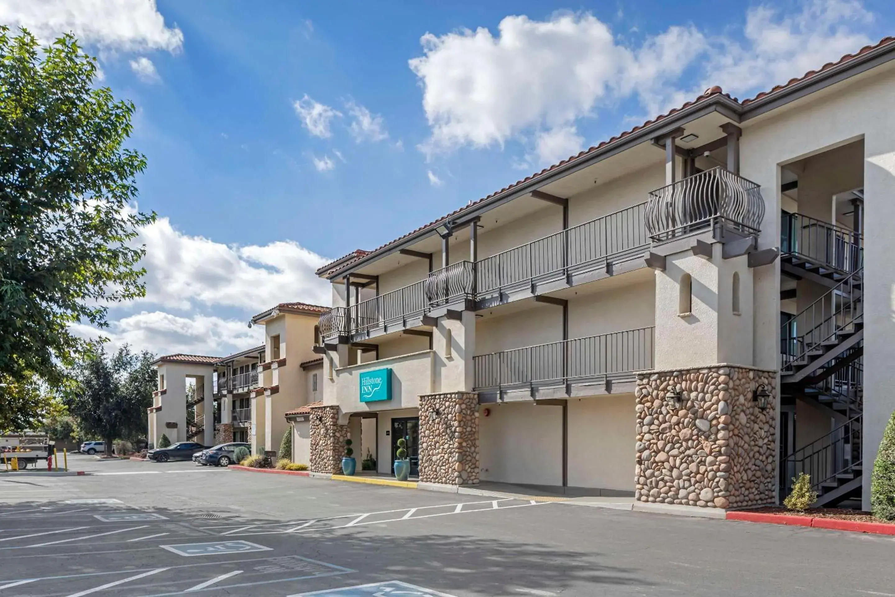 Property building in Hillstone Inn Tulare, an Ascend Collection Hotel Property building in Hillstone Inn Tulare, an Ascend Collection Hotel