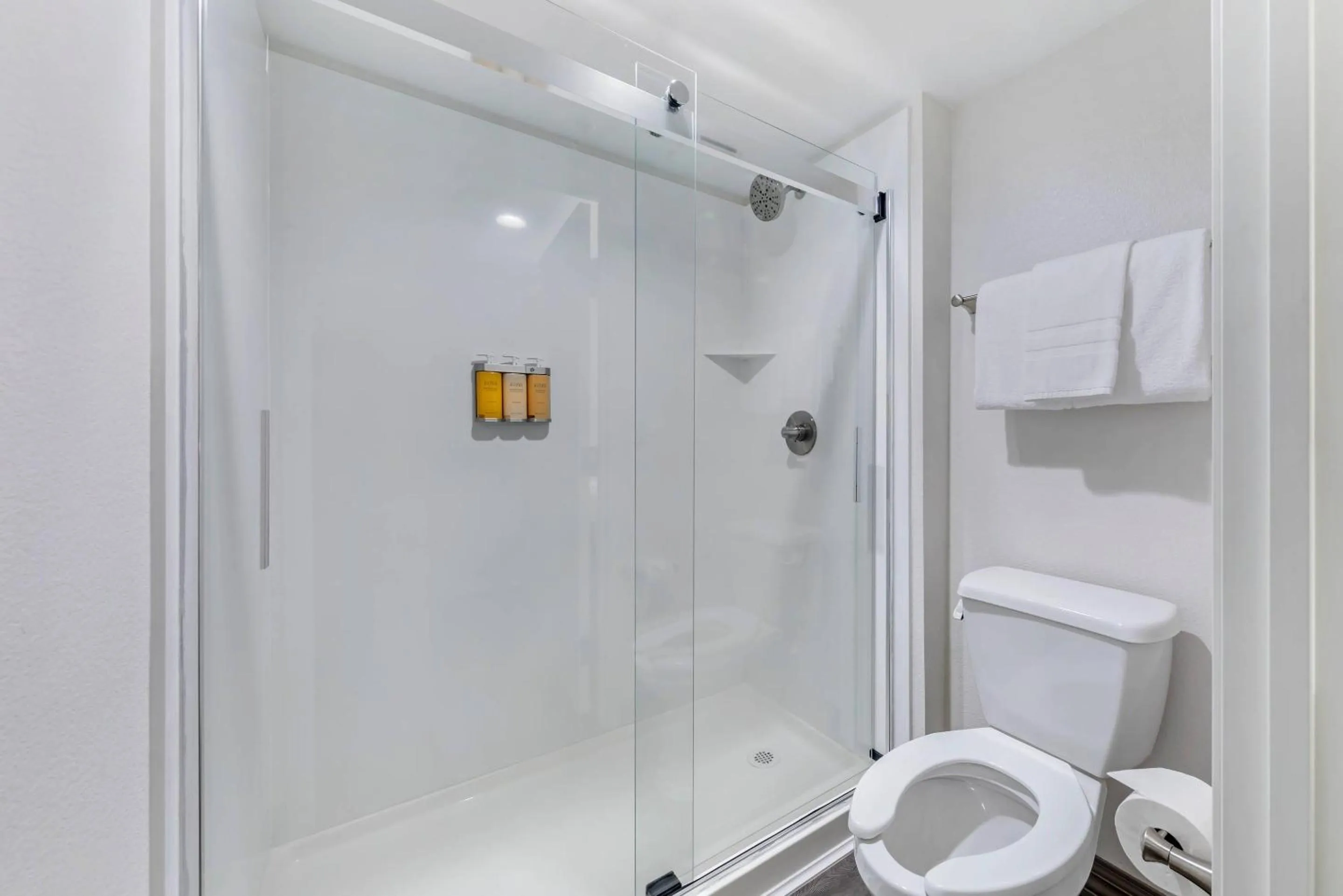 Bedroom in Hillstone Inn Tulare, an Ascend Collection Hotel