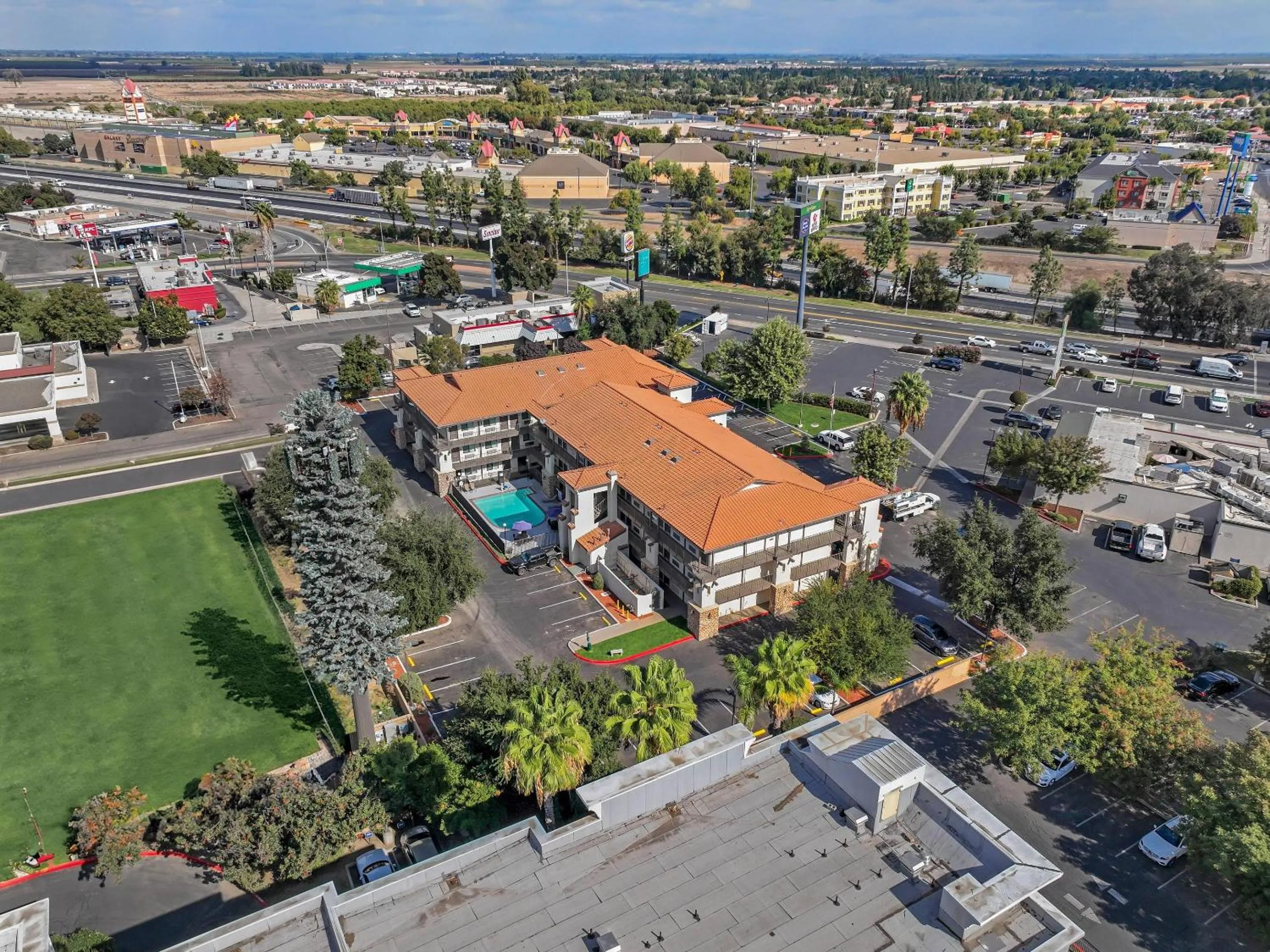 Property building in Hillstone Inn Tulare, an Ascend Collection Hotel