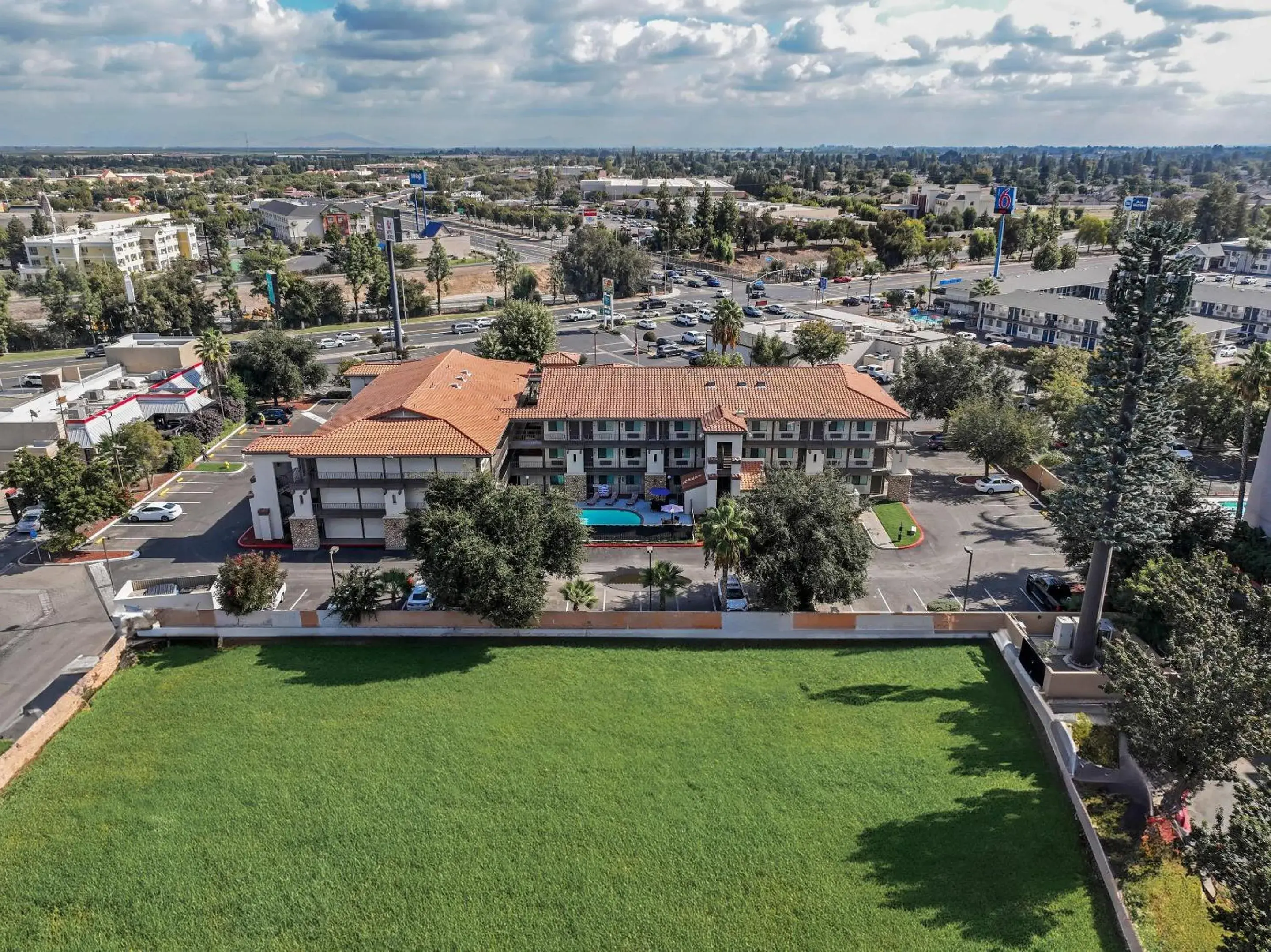 Property building in Hillstone Inn Tulare, an Ascend Collection Hotel Property building in Hillstone Inn Tulare, an Ascend Collection Hotel