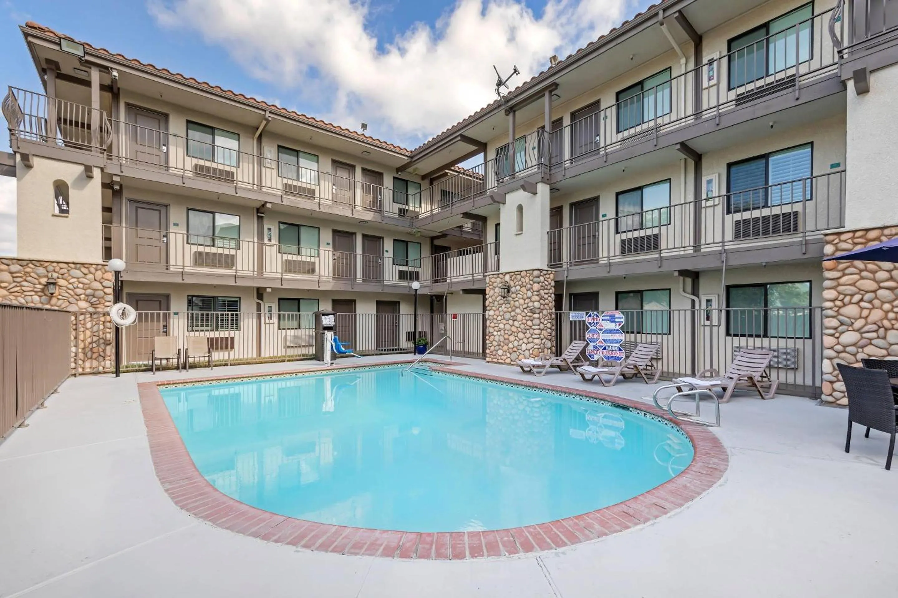 Swimming pool in Hillstone Inn Tulare, an Ascend Collection Hotel