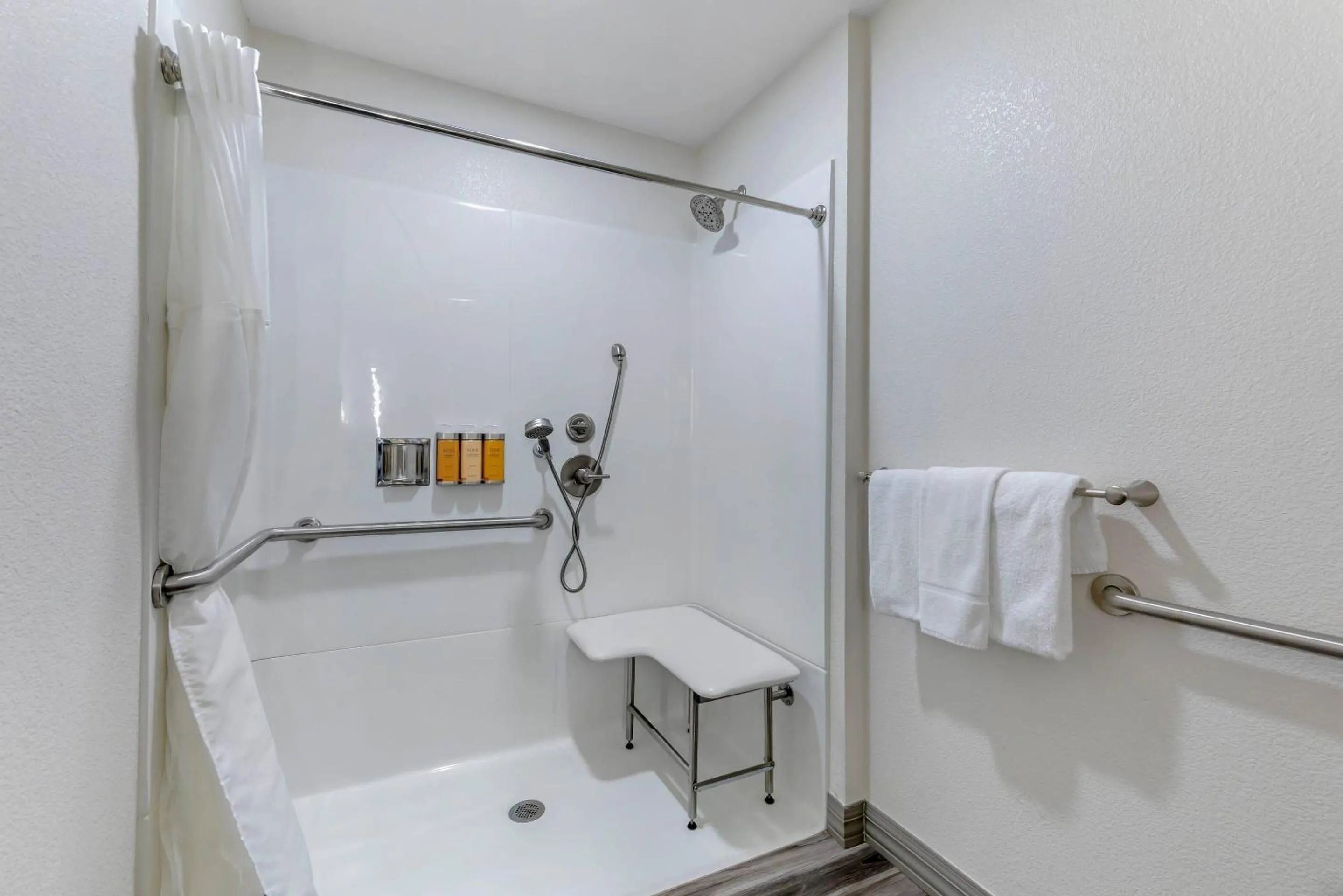 Bedroom in Hillstone Inn Tulare, an Ascend Collection Hotel