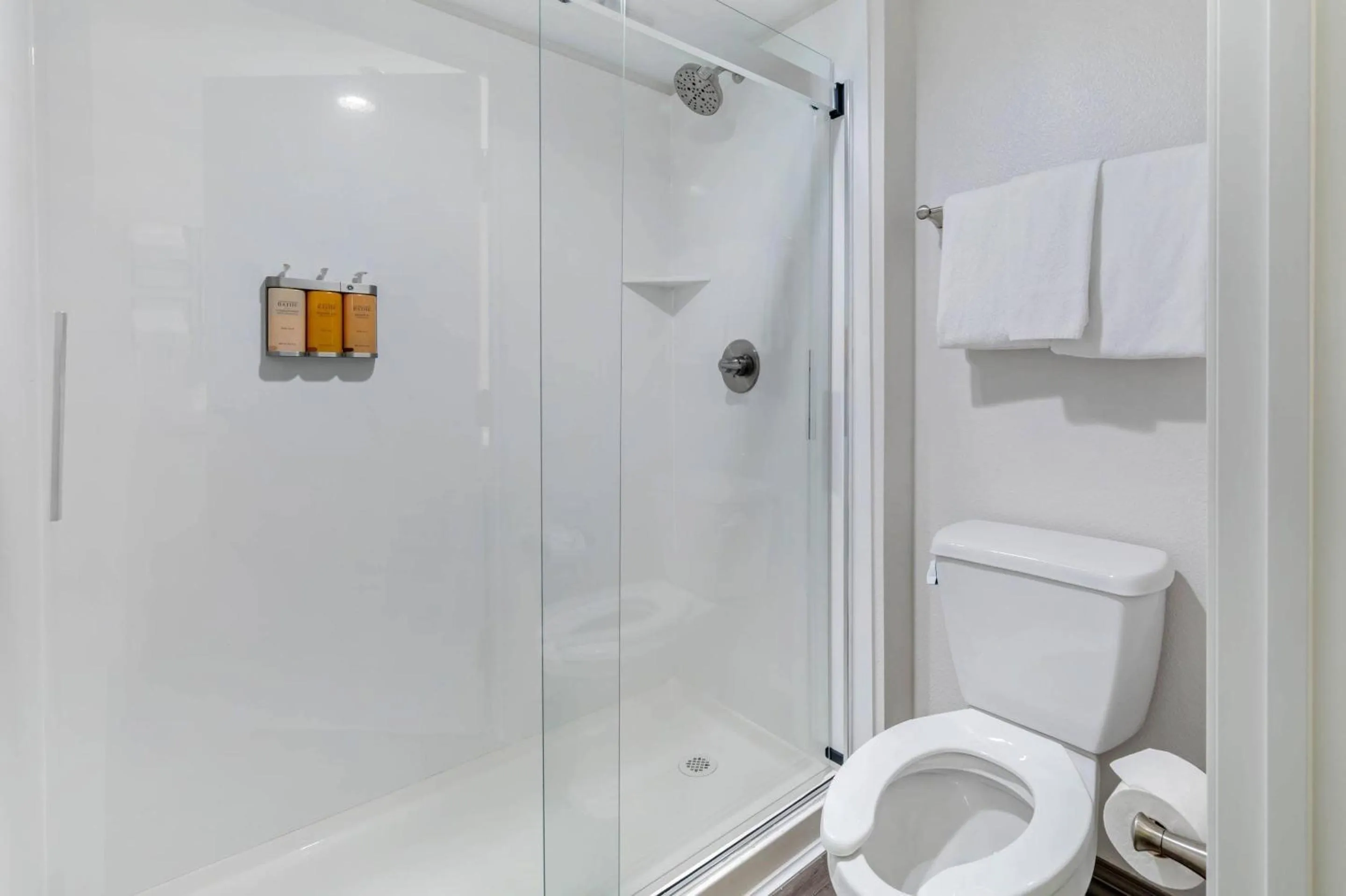 Bedroom in Hillstone Inn Tulare, an Ascend Collection Hotel