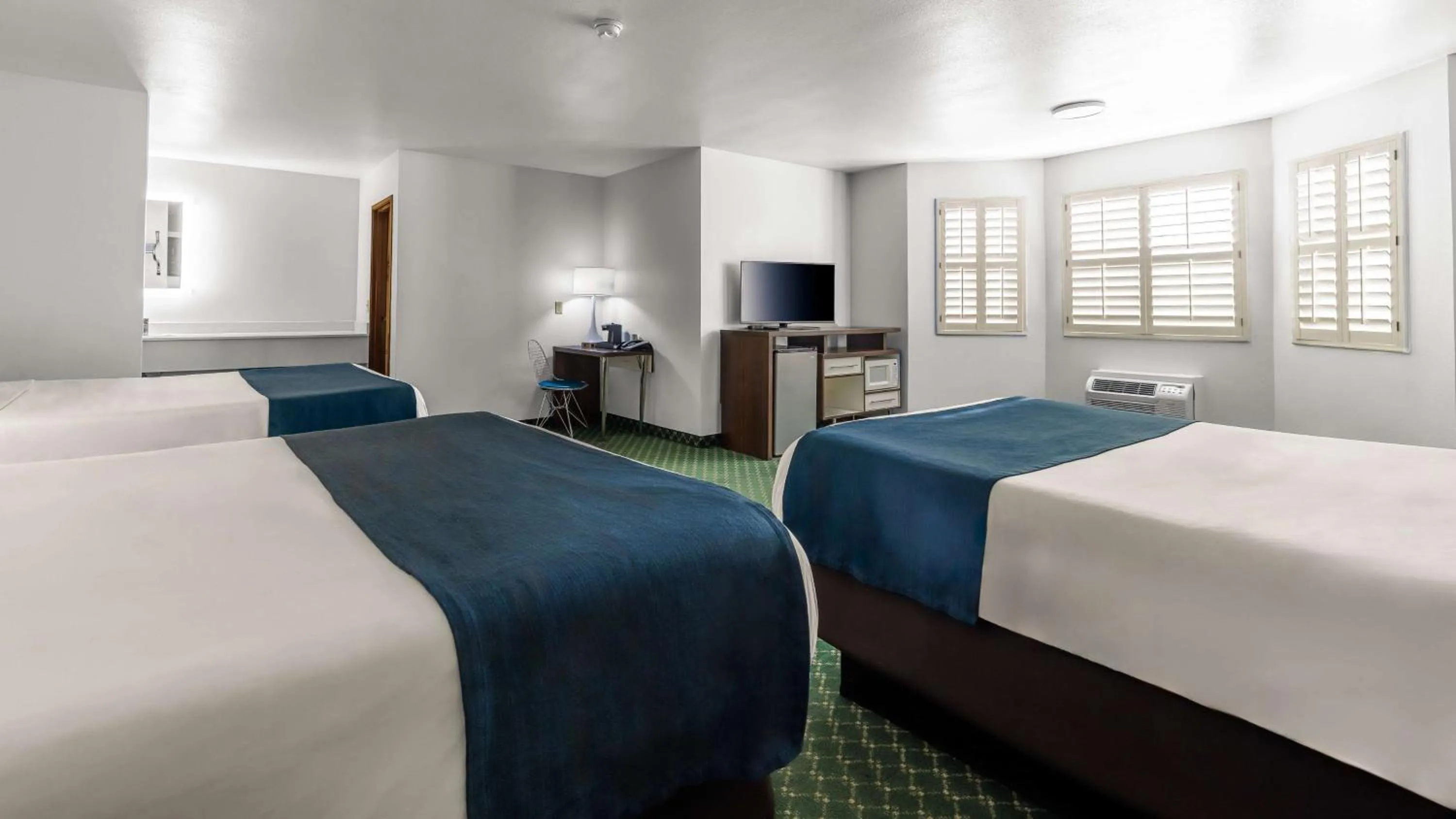 Bed in Studio 6 Suites Flagstaff AZ