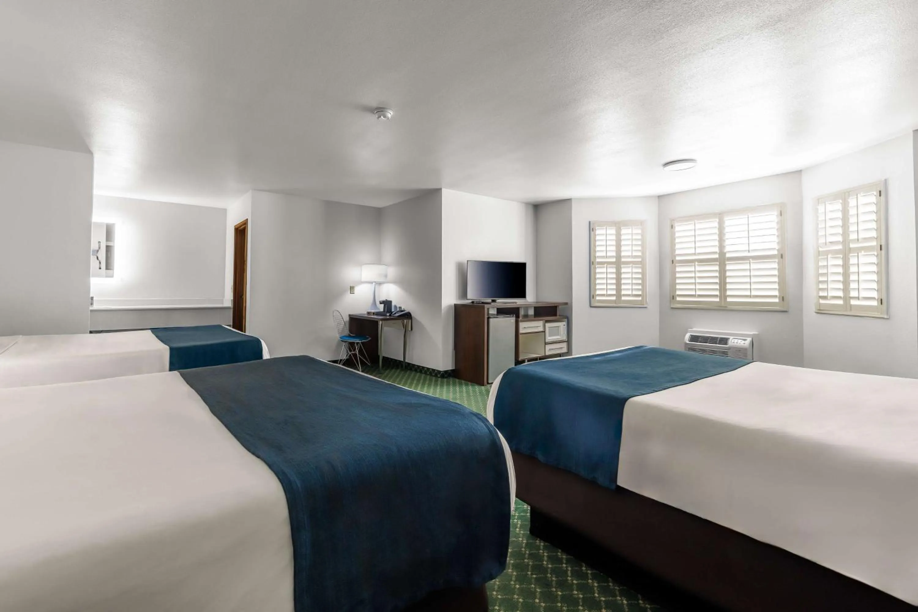 Bed in Studio 6 Suites Flagstaff AZ