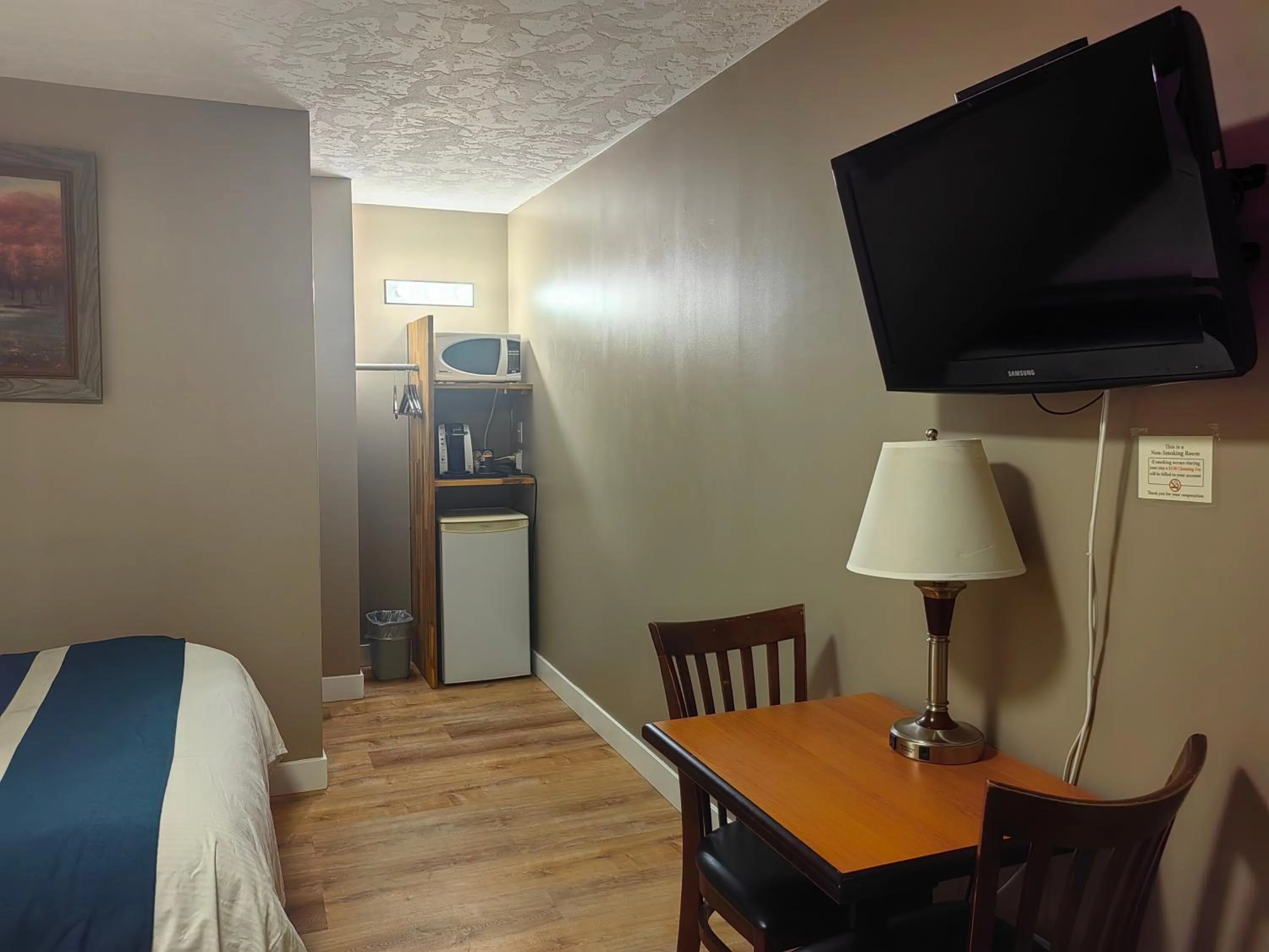 Living room, Bed in Harbour Light Motel