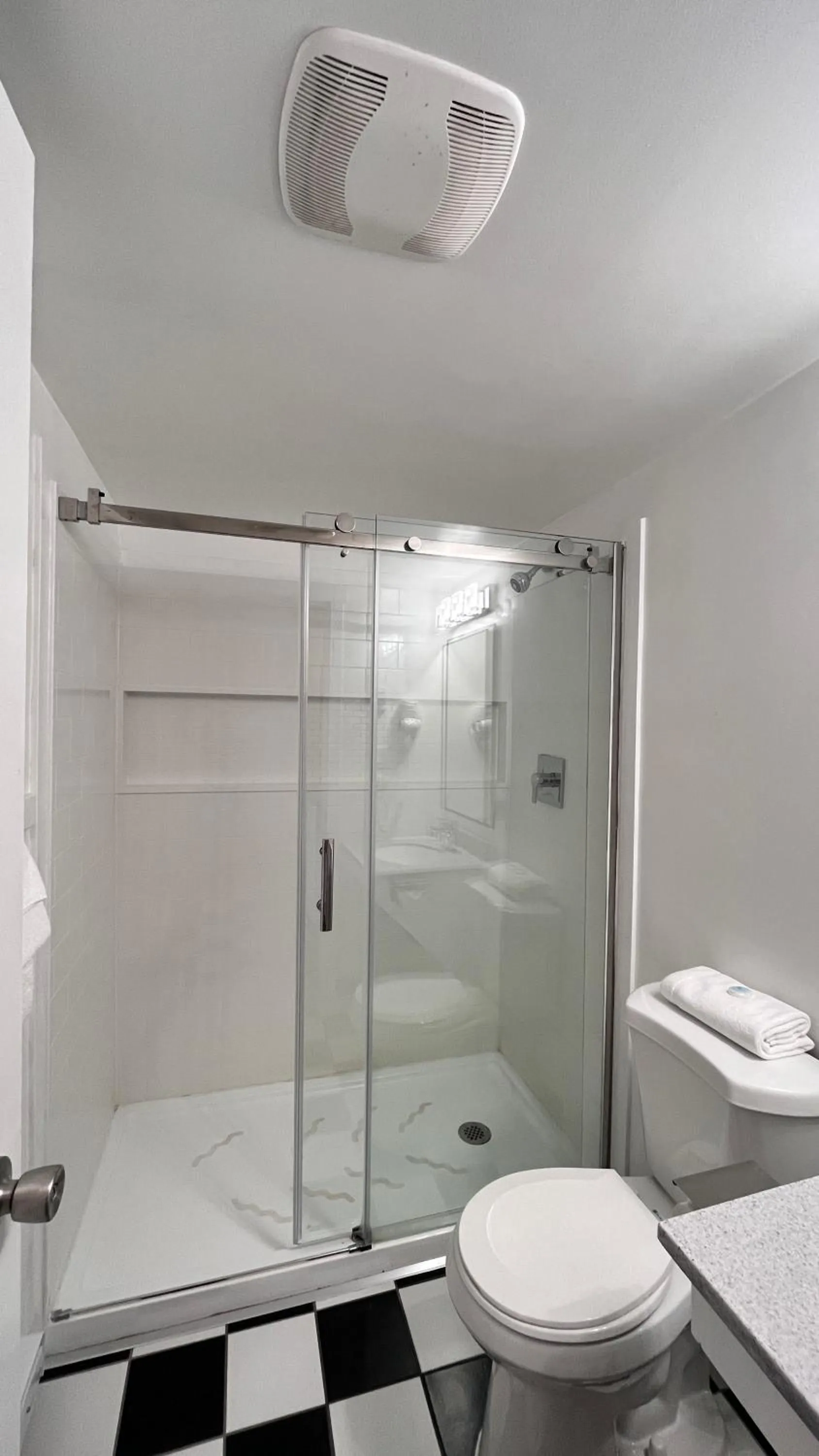 Toilet in Harbour Light Motel