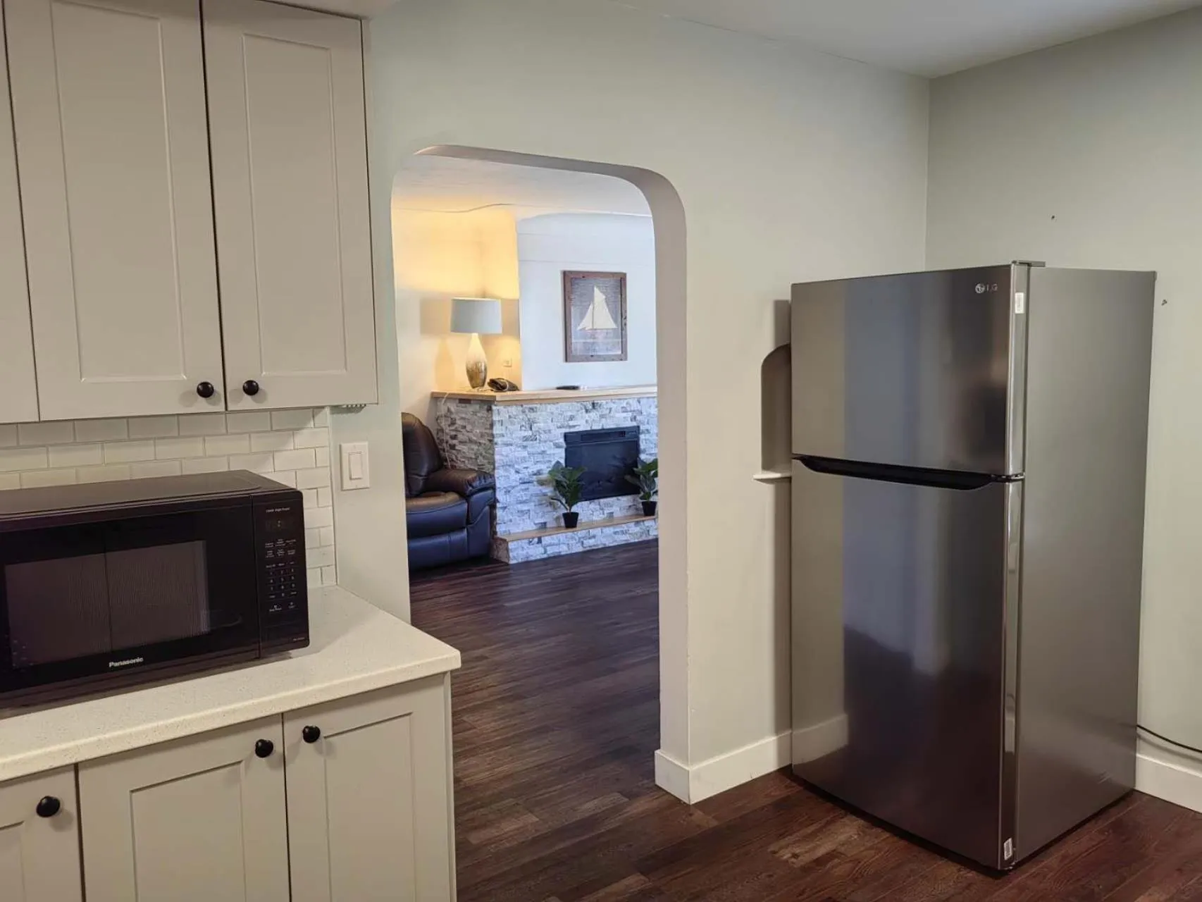 Kitchen or kitchenette in Harbour Light Motel