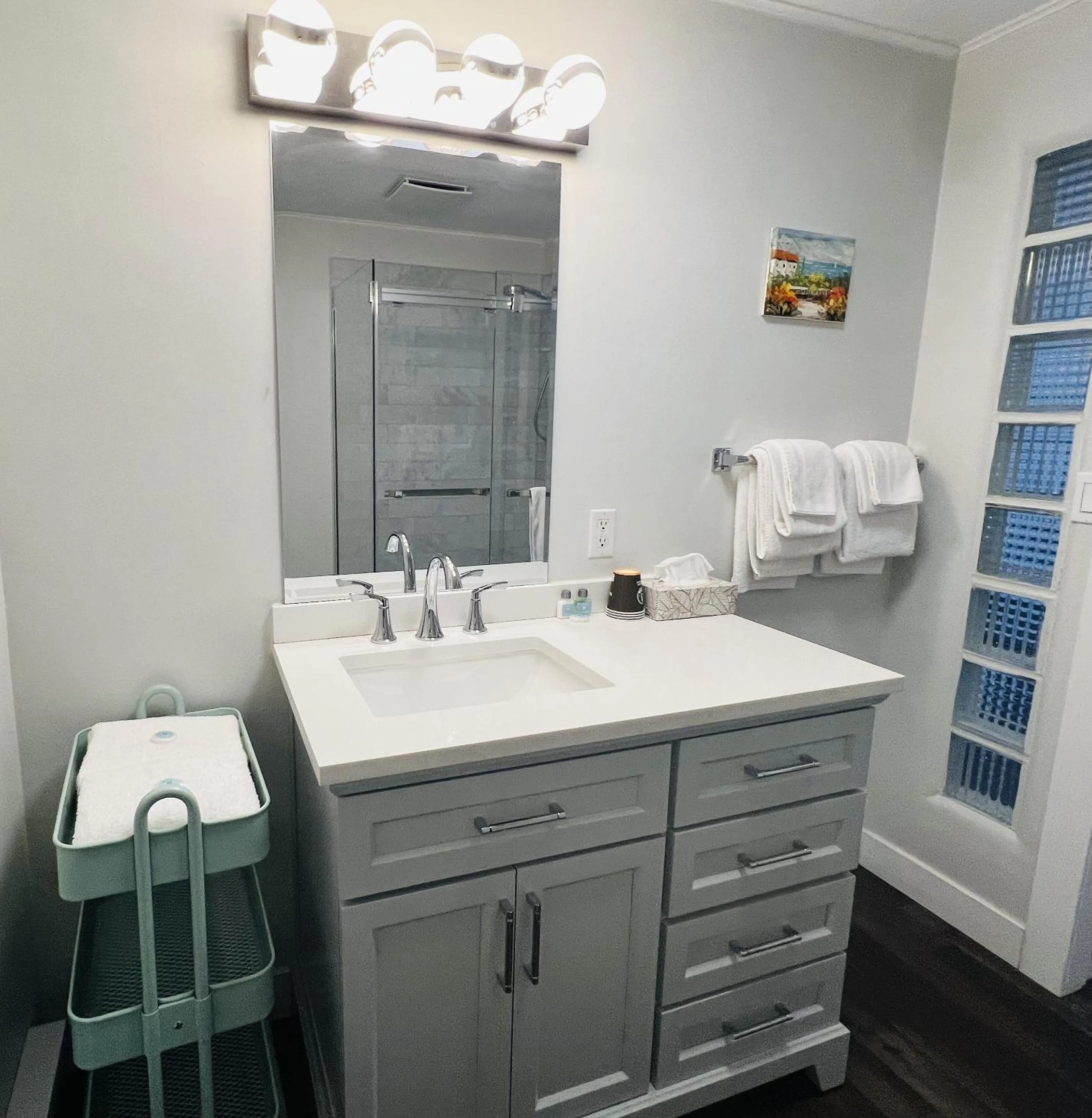 Bathroom in Harbour Light Motel