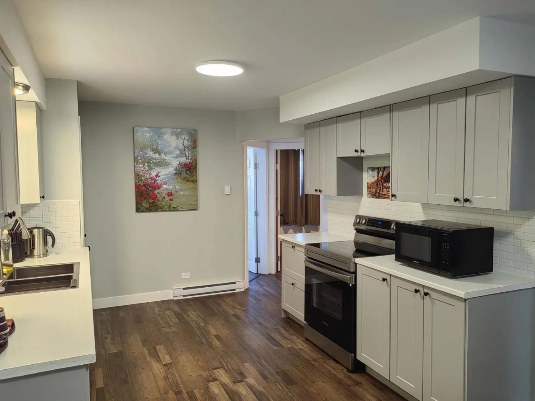 Kitchen or kitchenette in Harbour Light Motel