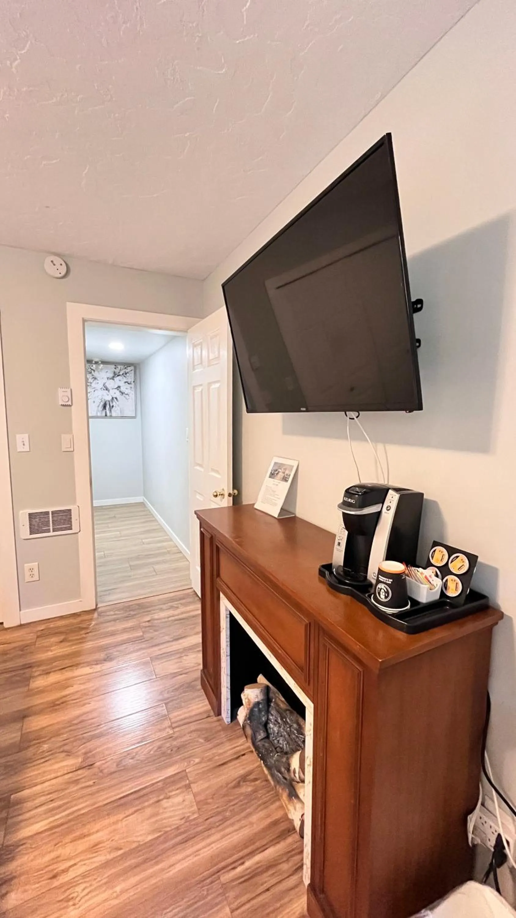 Bedroom in Harbour Light Motel