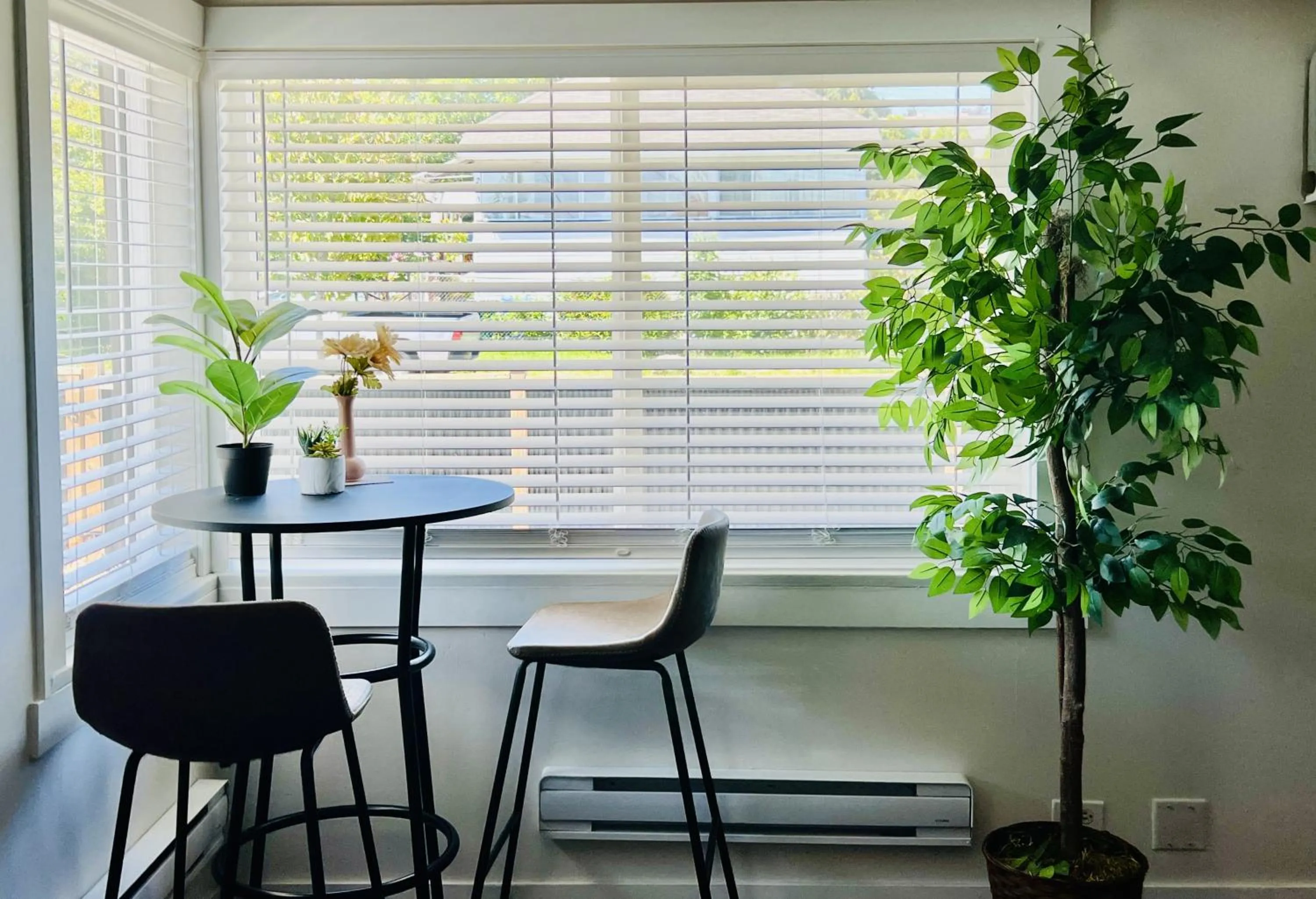 Dining area in Harbour Light Motel