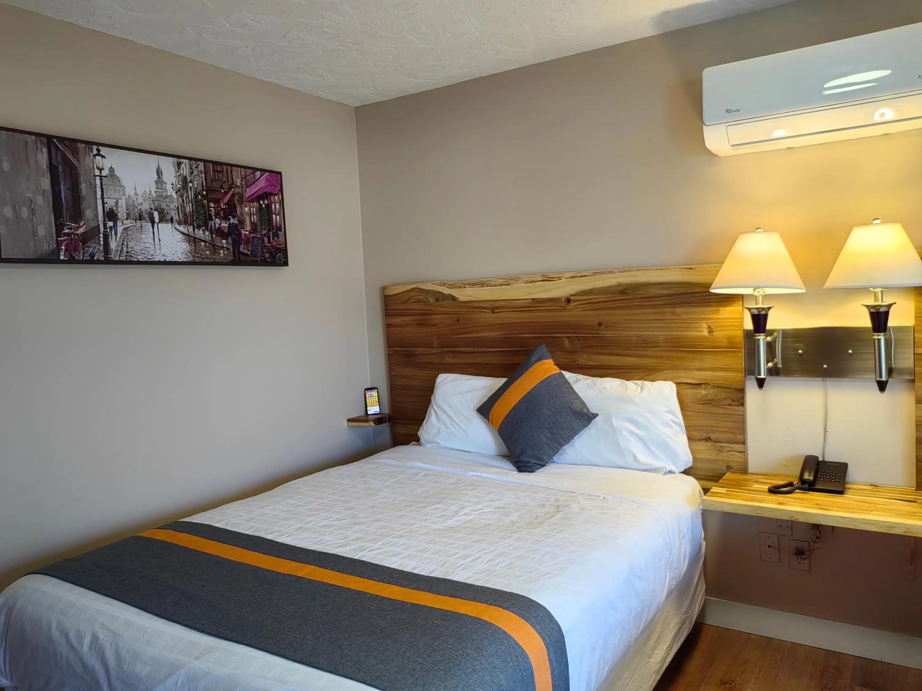 Bedroom, Bed in Harbour Light Motel