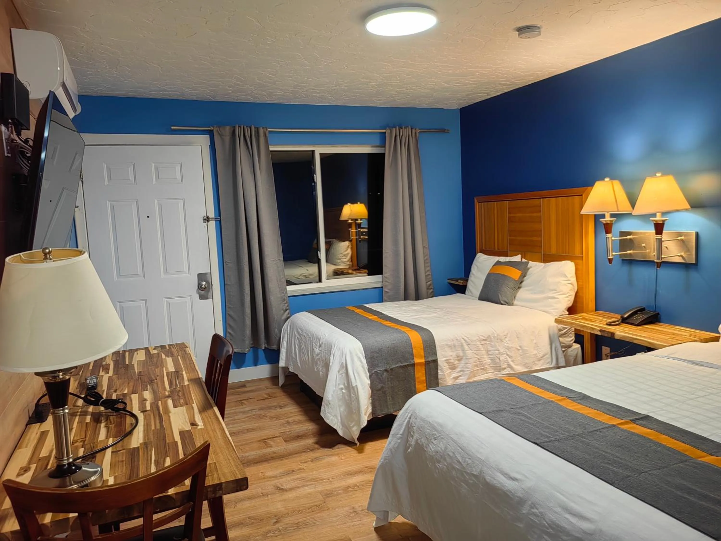 Photo of the whole room, Bed in Harbour Light Motel