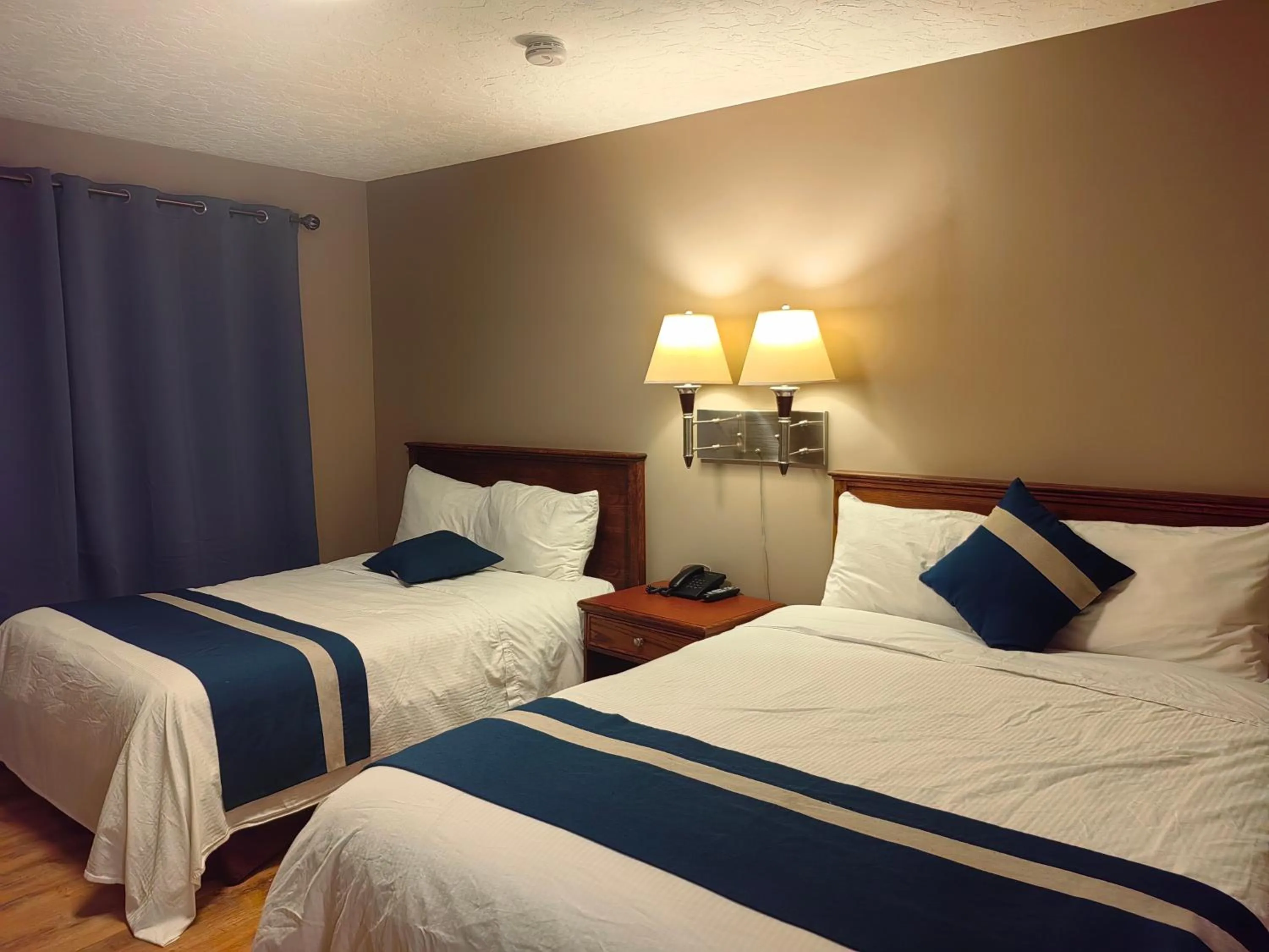 Bedroom, Bed in Harbour Light Motel