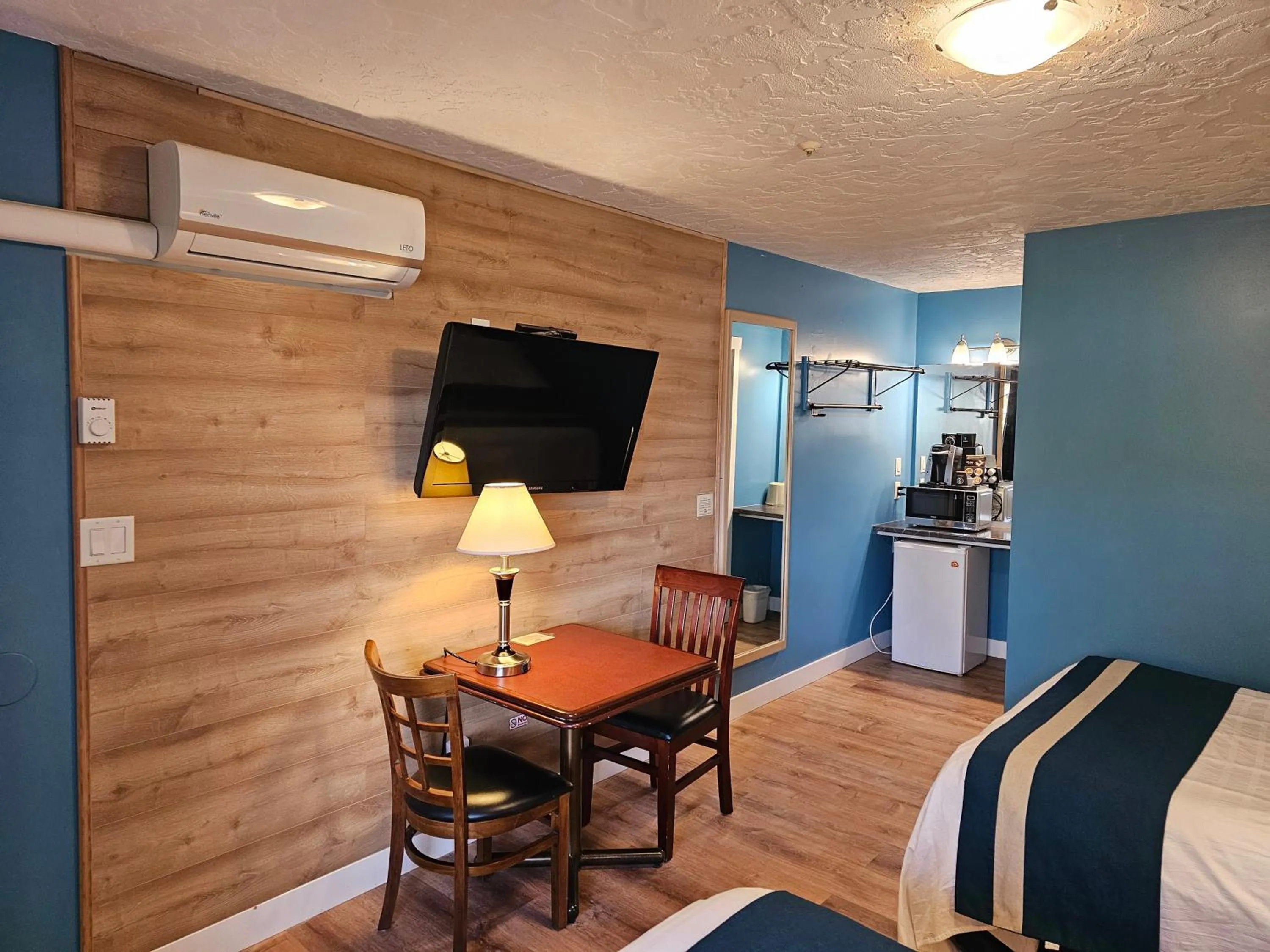 Bedroom in Harbour Light Motel